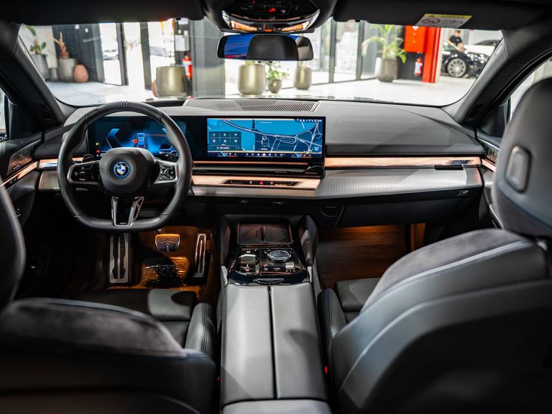 BMW 550 550e PHEV - M Sport - xDrive - Bowers & Wilkins - Trekhaak - HUD - Parking Assistant Plus - Comfort Pack — photo 11