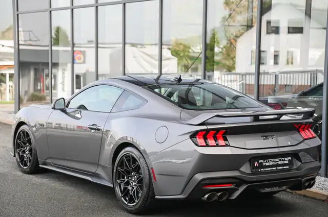 Ford Mustang view 5