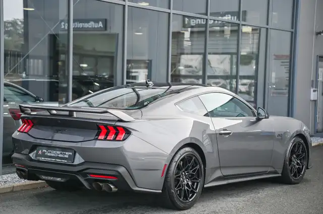 Ford Mustang view 4