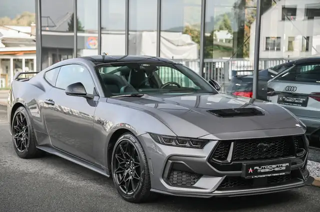 Ford Mustang view 3