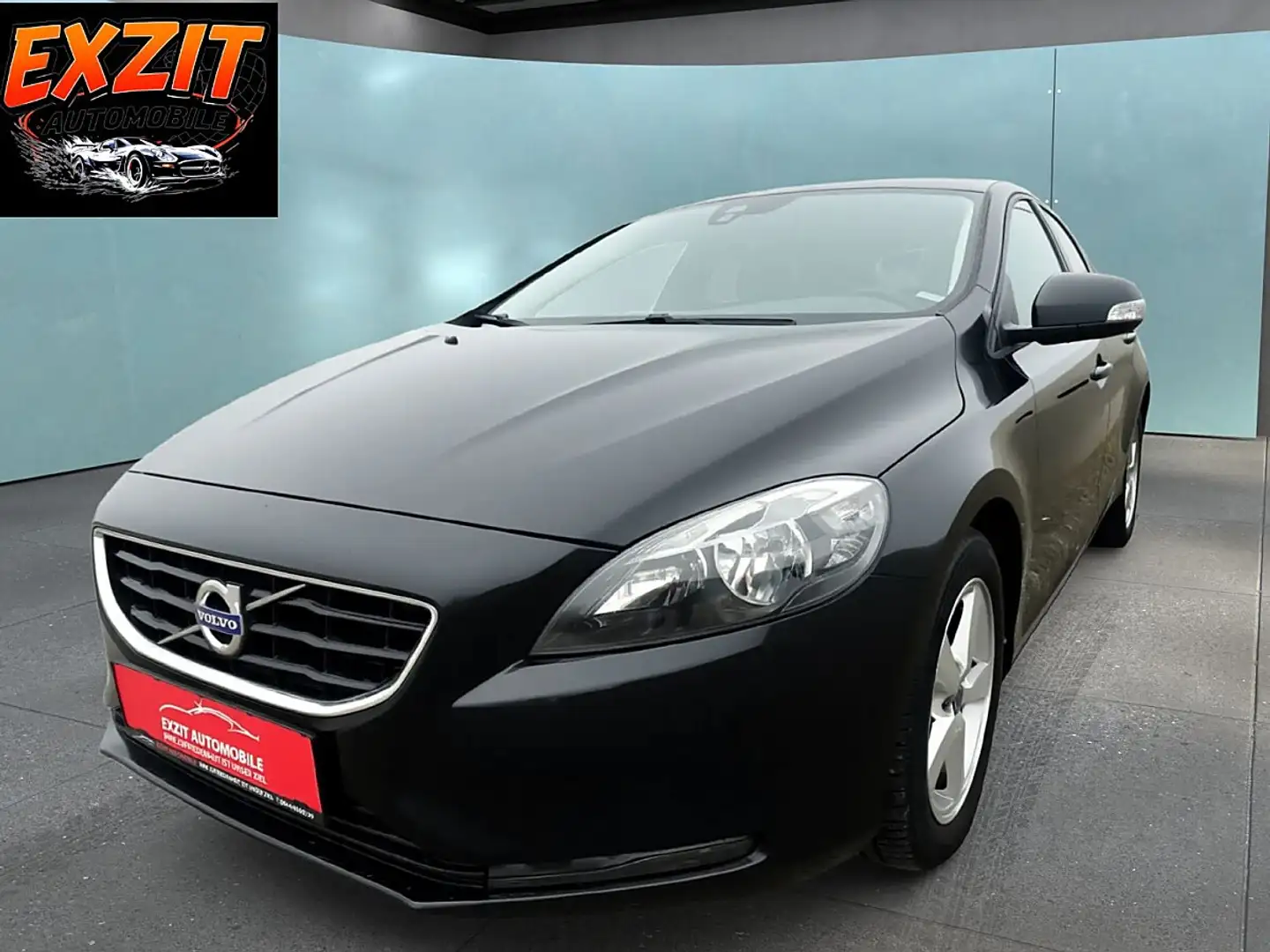 Volvo V40 D2 Momentum Schwarz - 1