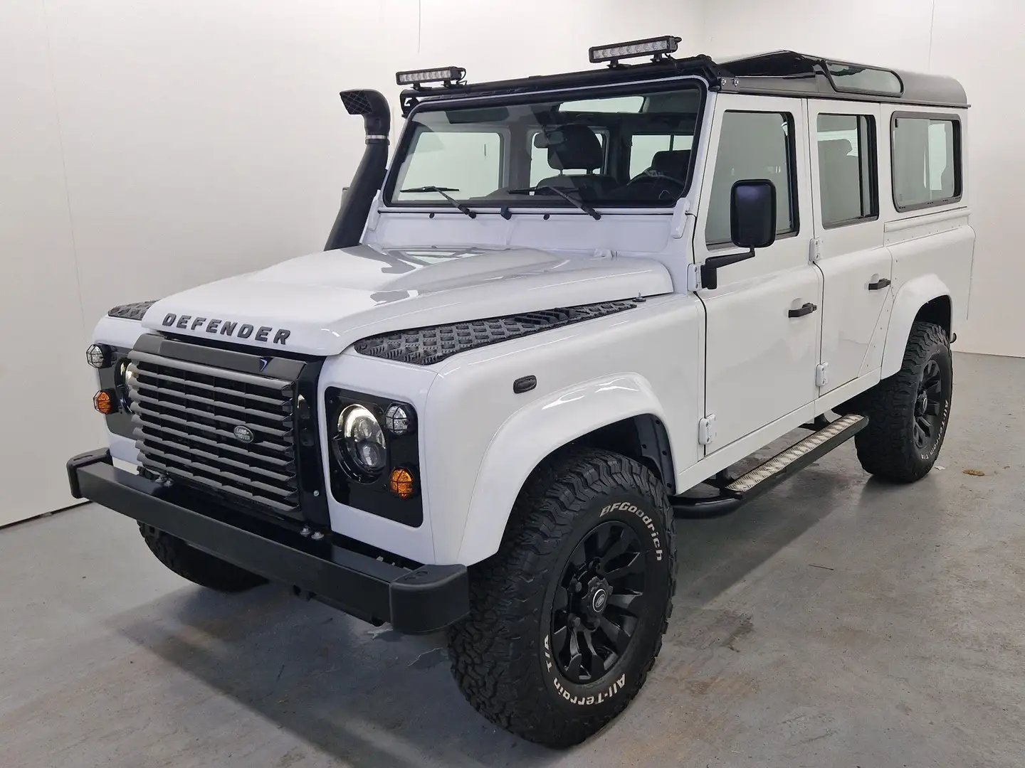 Land Rover Defender TD4 S 110 Komplettrestaurierung Weiß - 1