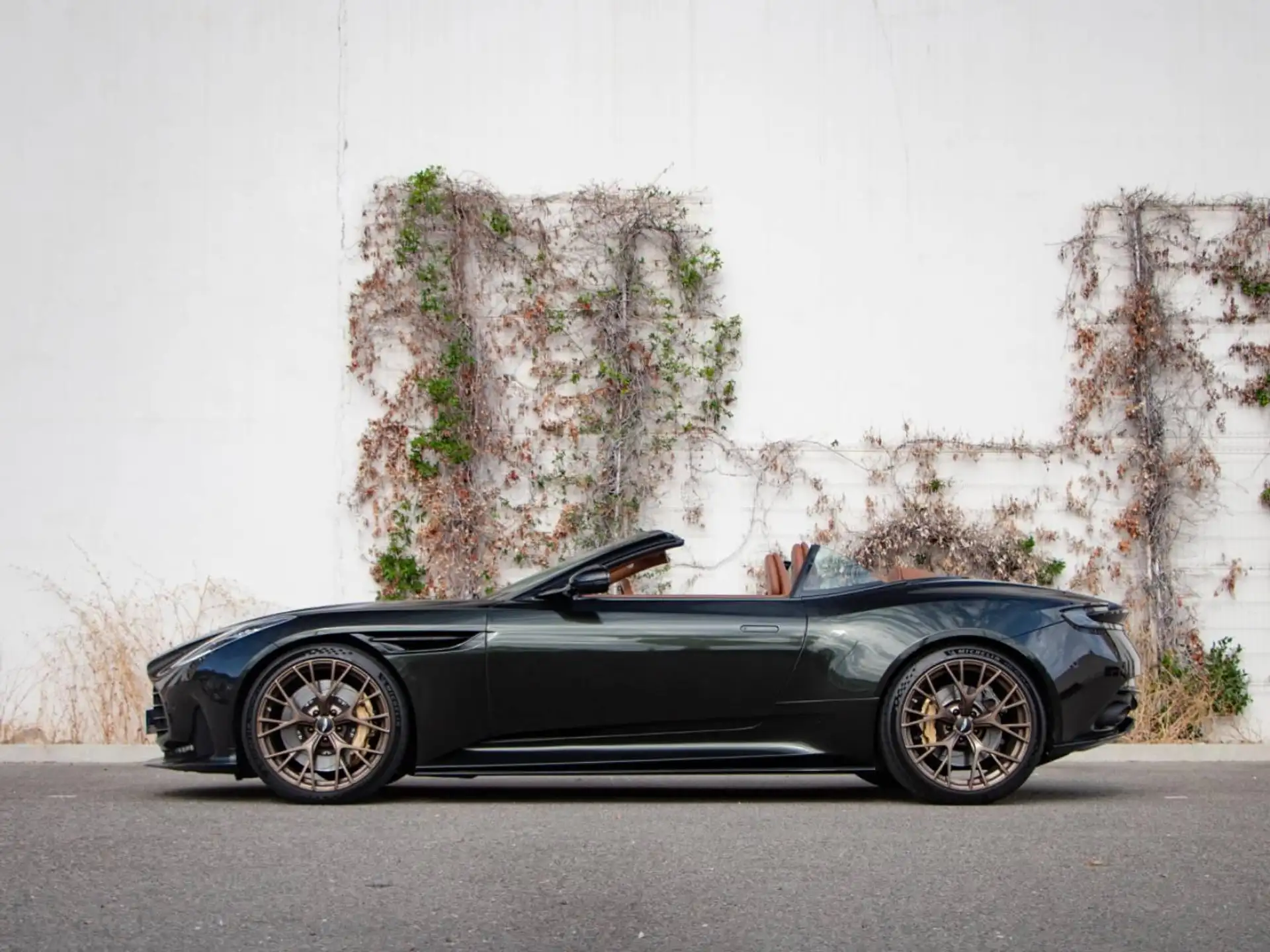 애스턴마틴 Volante V8 4.0 680ch BVA8 2024 블랙 사진 7