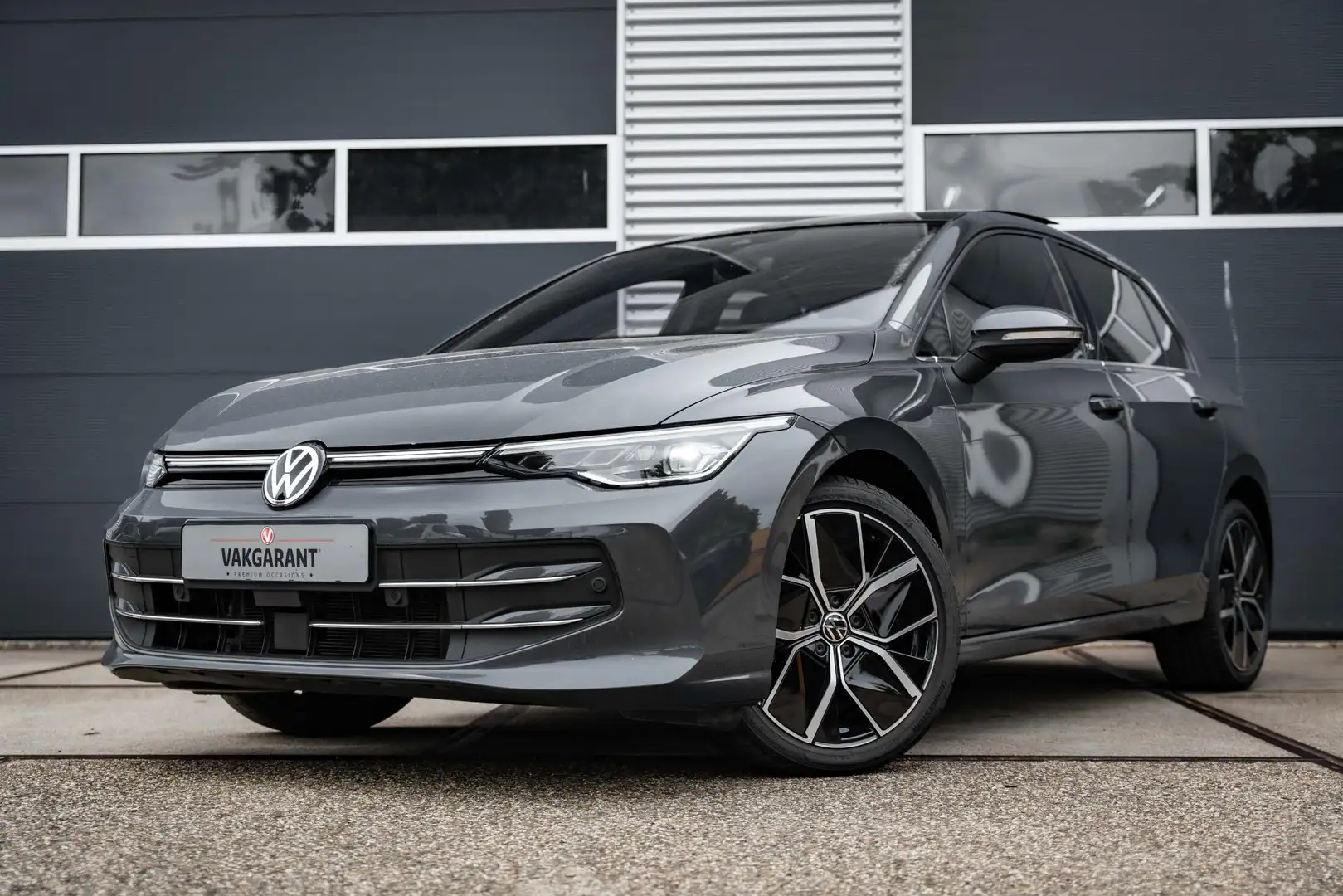 Volkswagen Golf 1.5 eTSI Edition 50 | Panorama dak |Head-Up |ACC | Grijs - 1