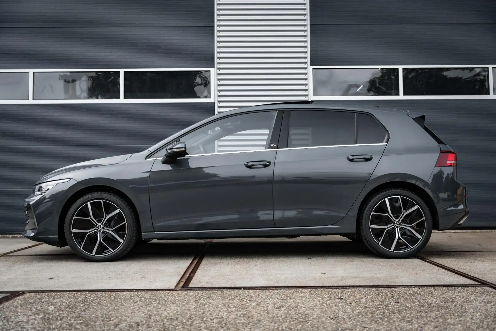 Volkswagen Golf 1.5 eTSI Edition 50 | Panorama dak |Head-Up |ACC | Grijs - 2
