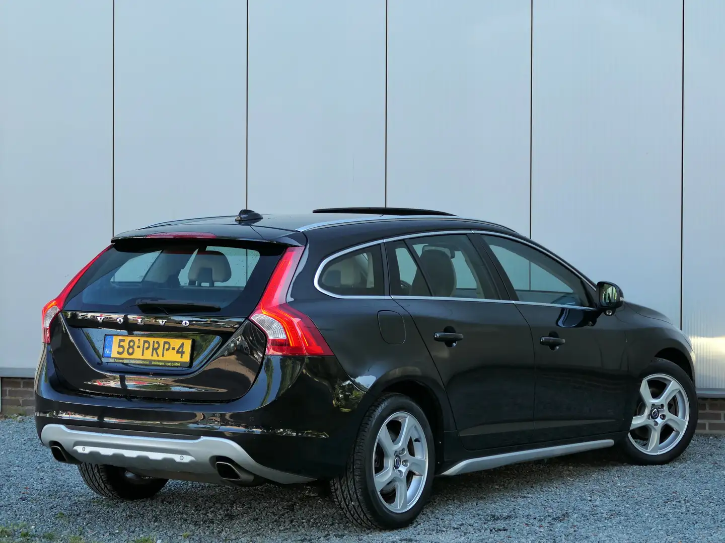 Volvo V60 T4 AUT Summum Schuifdak / Leer / Xenon / Navi Noir - 2