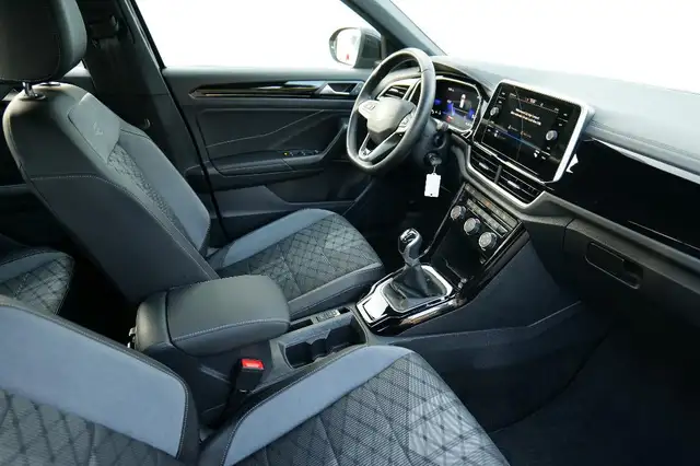 Volkswagen T-Roc view 3