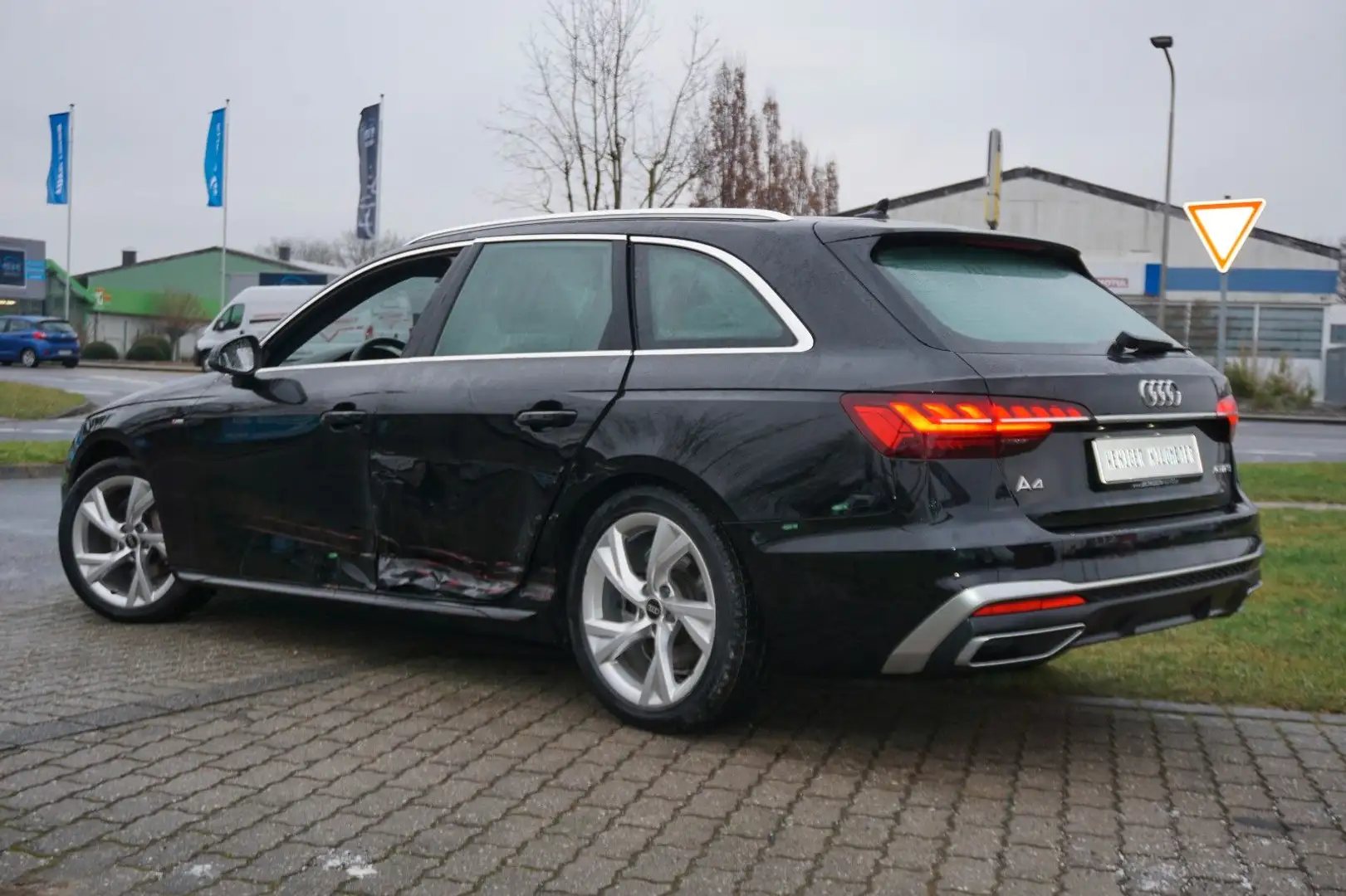 Audi A4 Avant 40 TFSI S line*NAVI*TEMPOMAT*PDC V-H !! Noir - 2