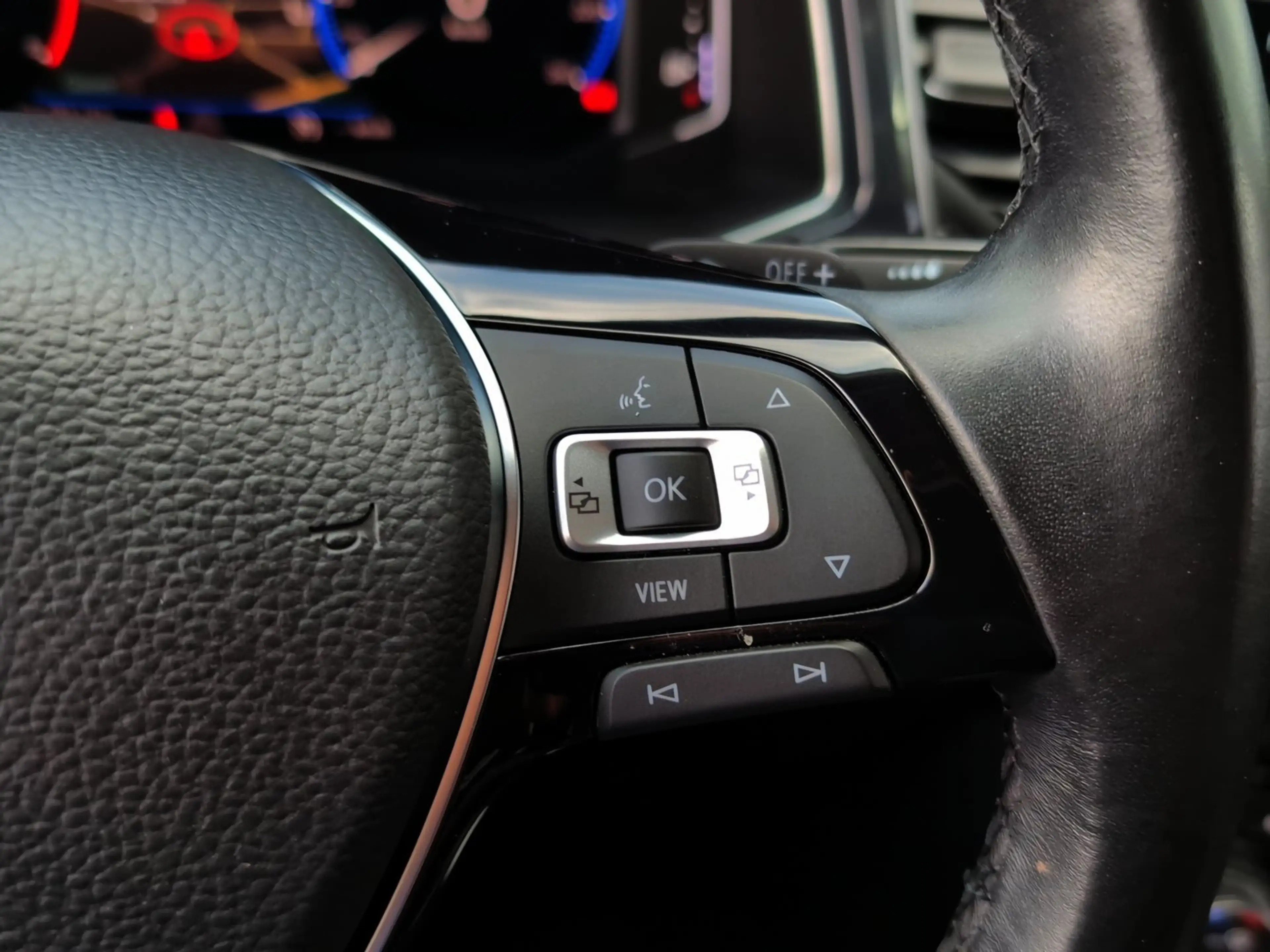 Volkswagen T-Roc Sport TSI ACT DSG — photo 13
