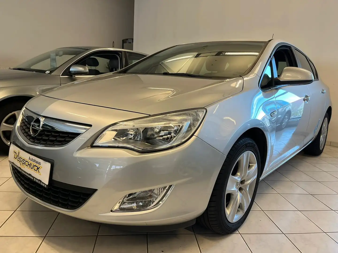 Opel Astra J Lim. 5-trg. Design Edition Klima. PDC. Stříbrná - 1