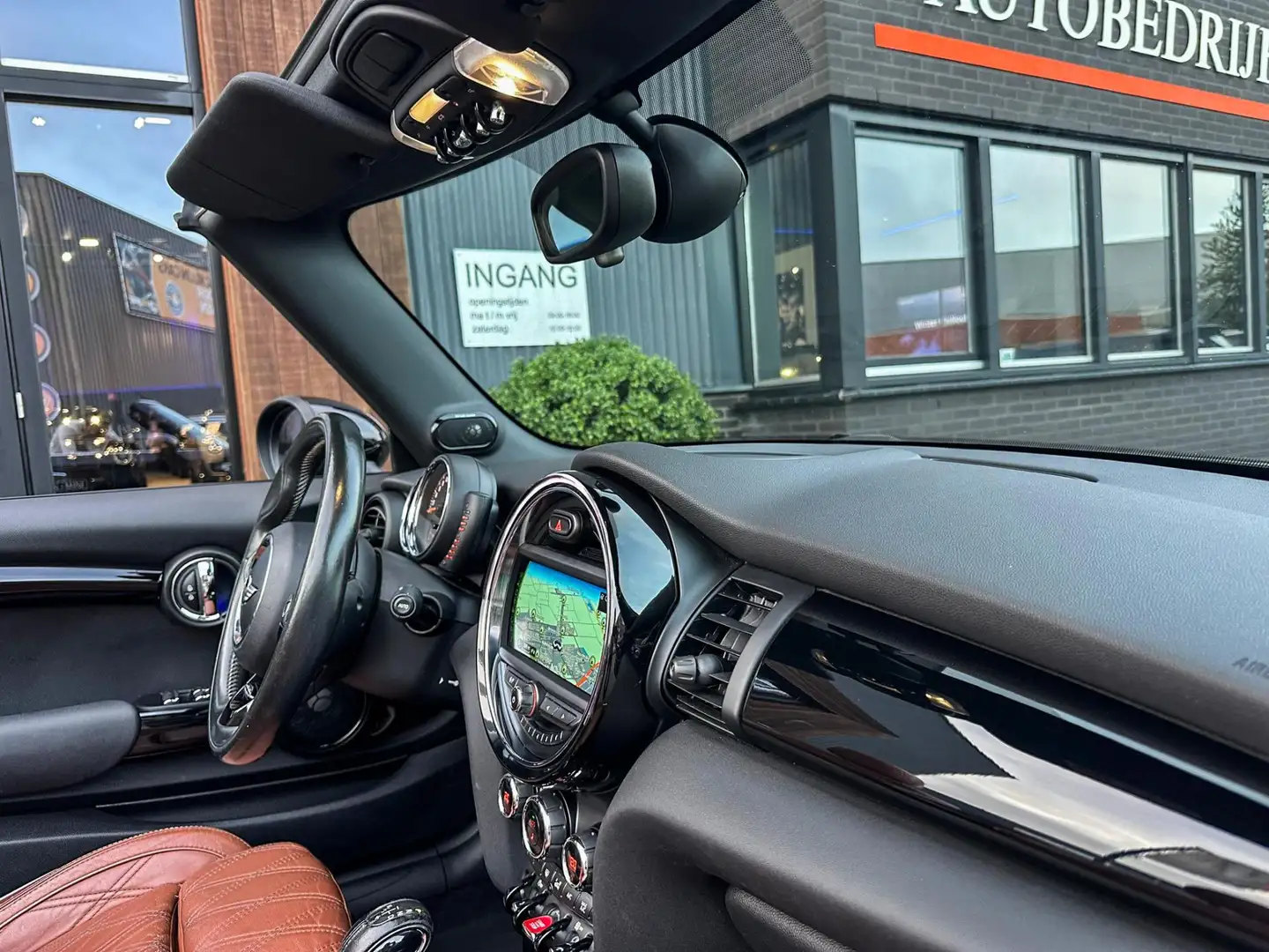 MINI Cooper Cabrio Mini 1.5 Chili Serious Business Aut/Bruin Leer/Nav Noir - 2