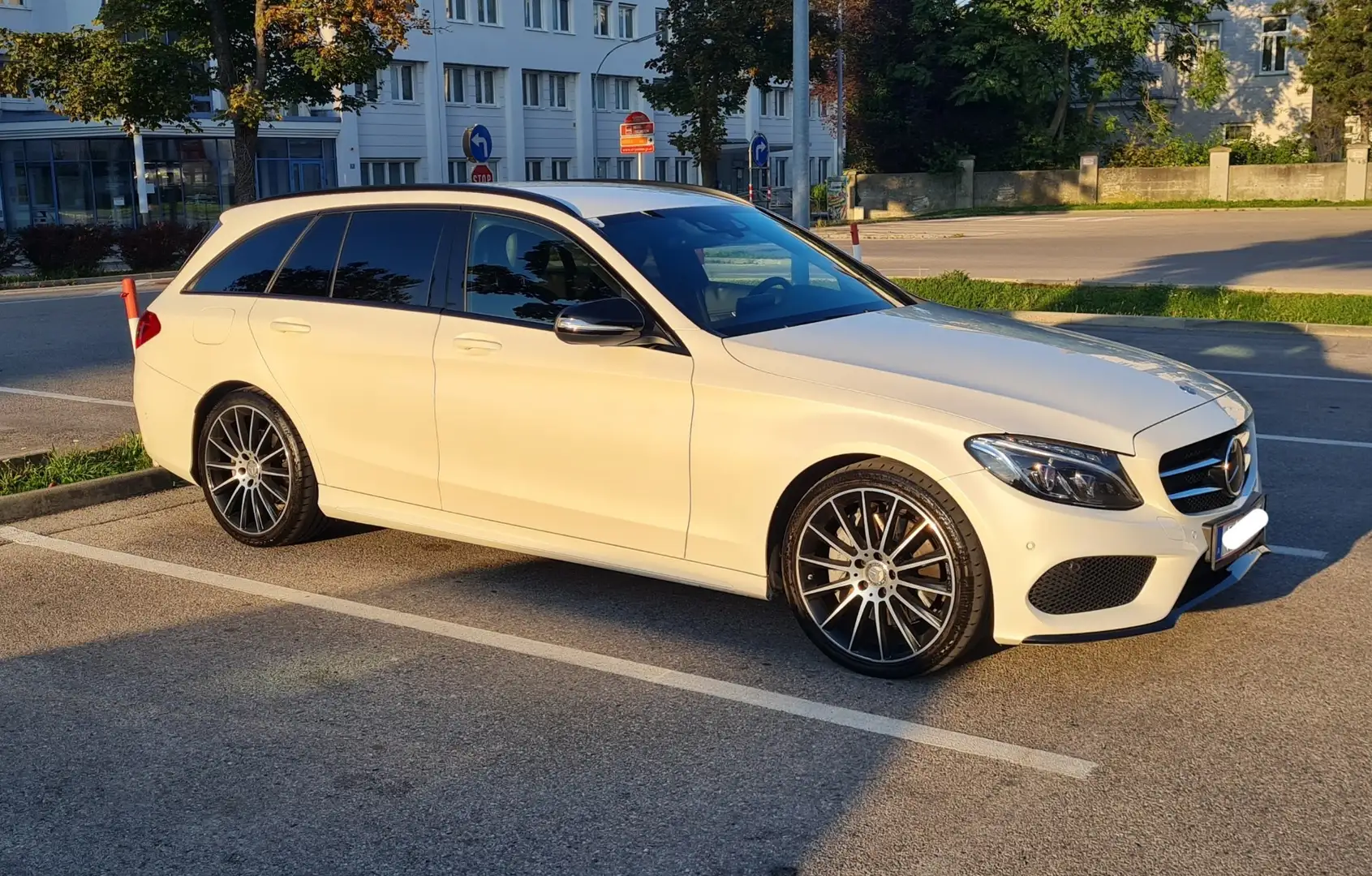 Mercedes-Benz C 250 d T AMG Line 4MATIC Aut. Weiß - 1