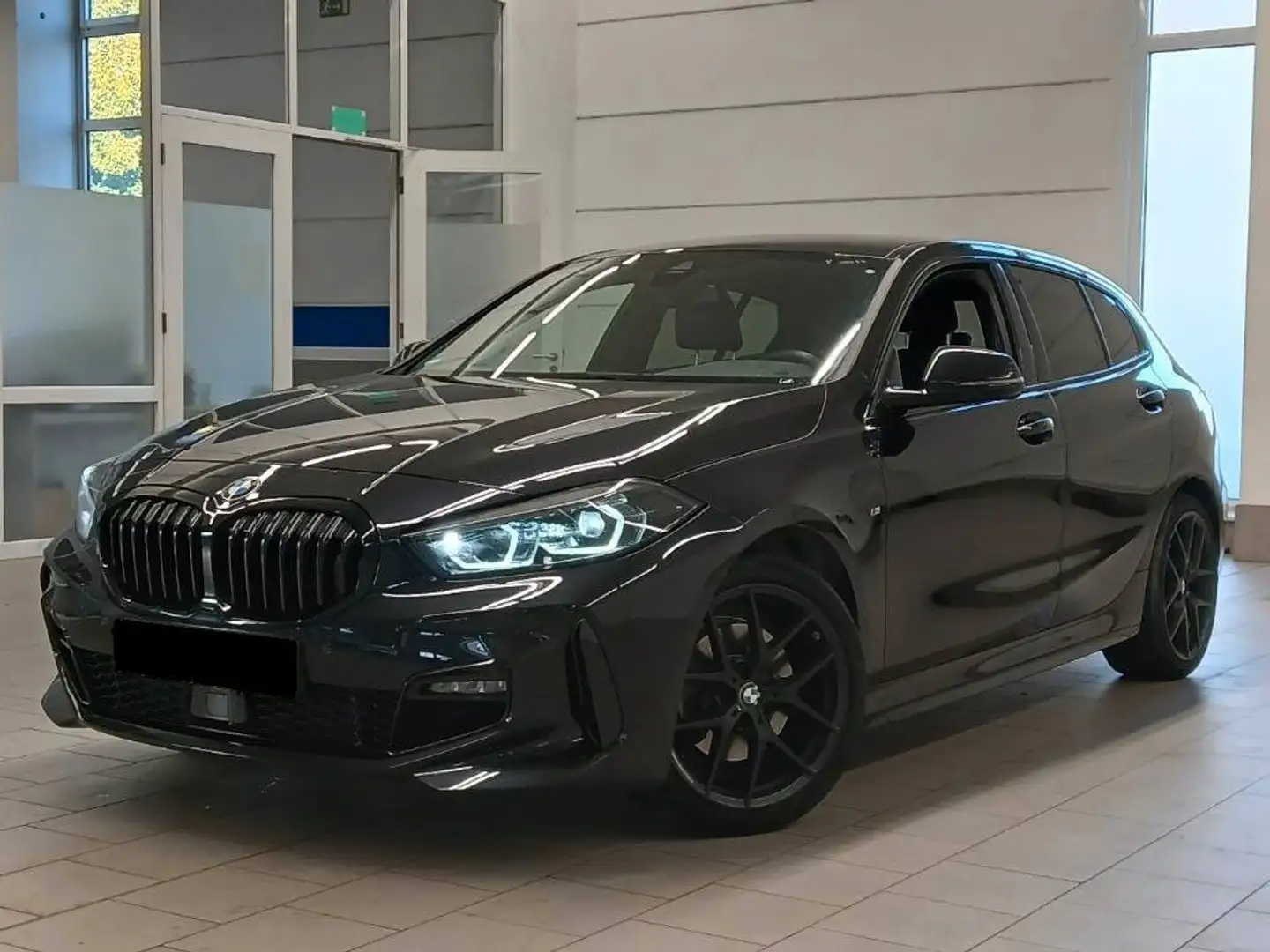 BMW 118 i Limousine M Sport ACC H/K QI SHZ LRHZ RFK Schwarz - 2