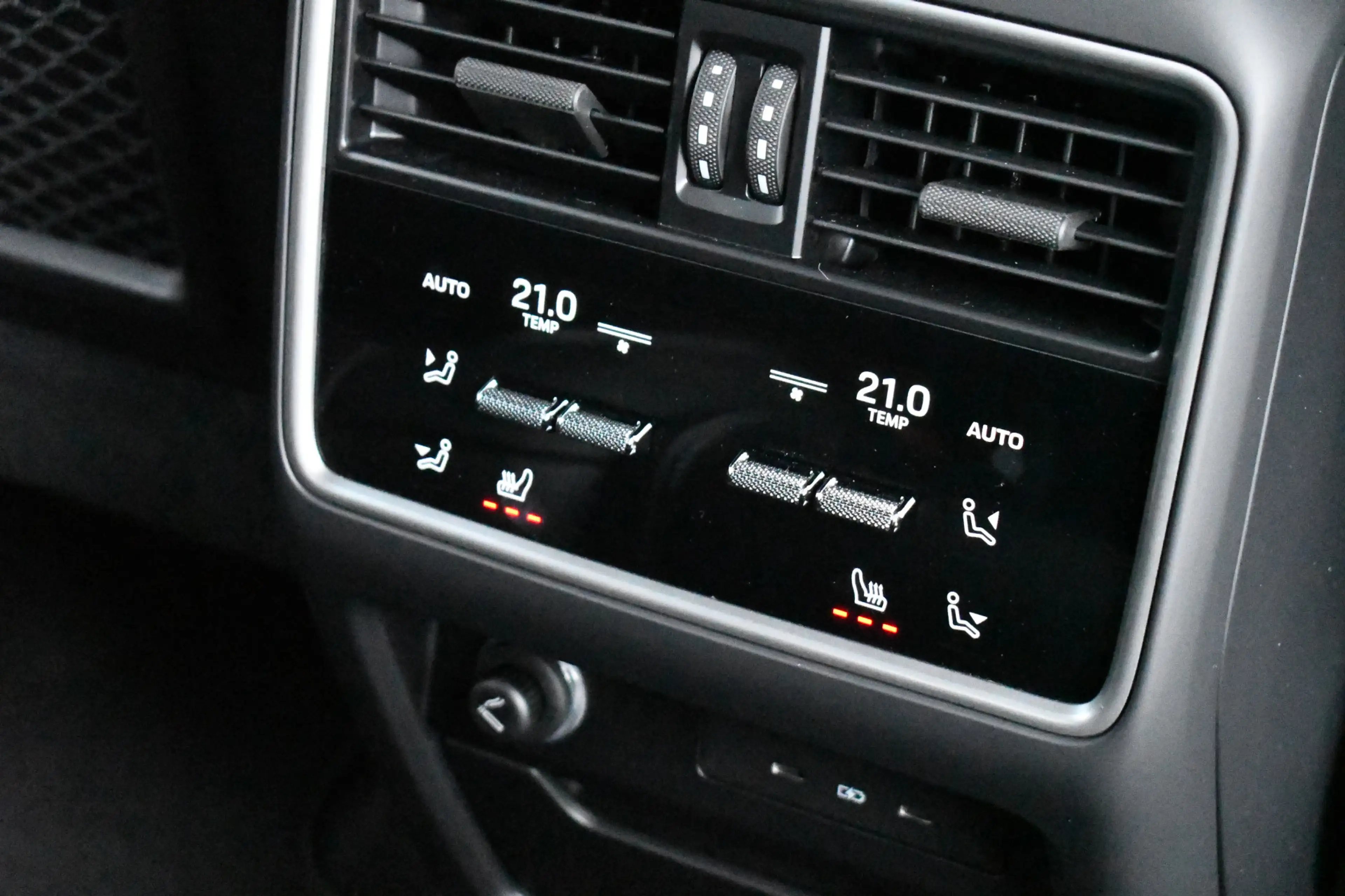 Porsche Cayenne Coupé 4.0 Turbo E-Hybrid GT Burmester PDCC Carbon — photo 30