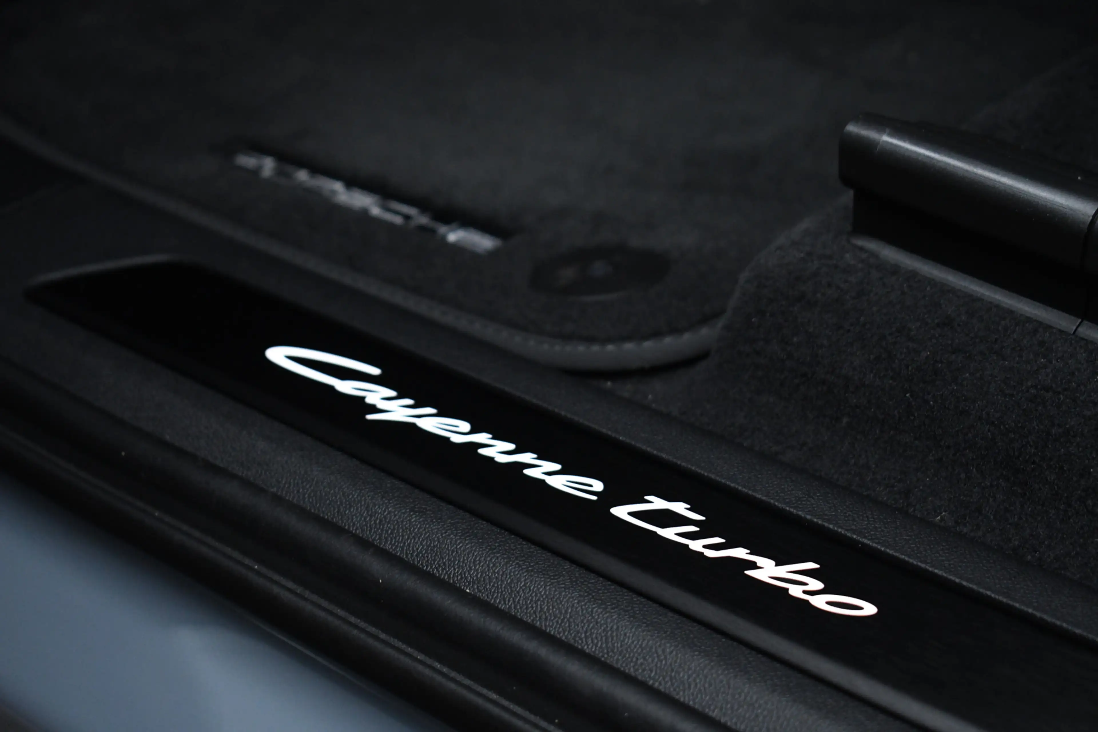 Porsche Cayenne Coupé 4.0 Turbo E-Hybrid GT Burmester PDCC Carbon — photo 36
