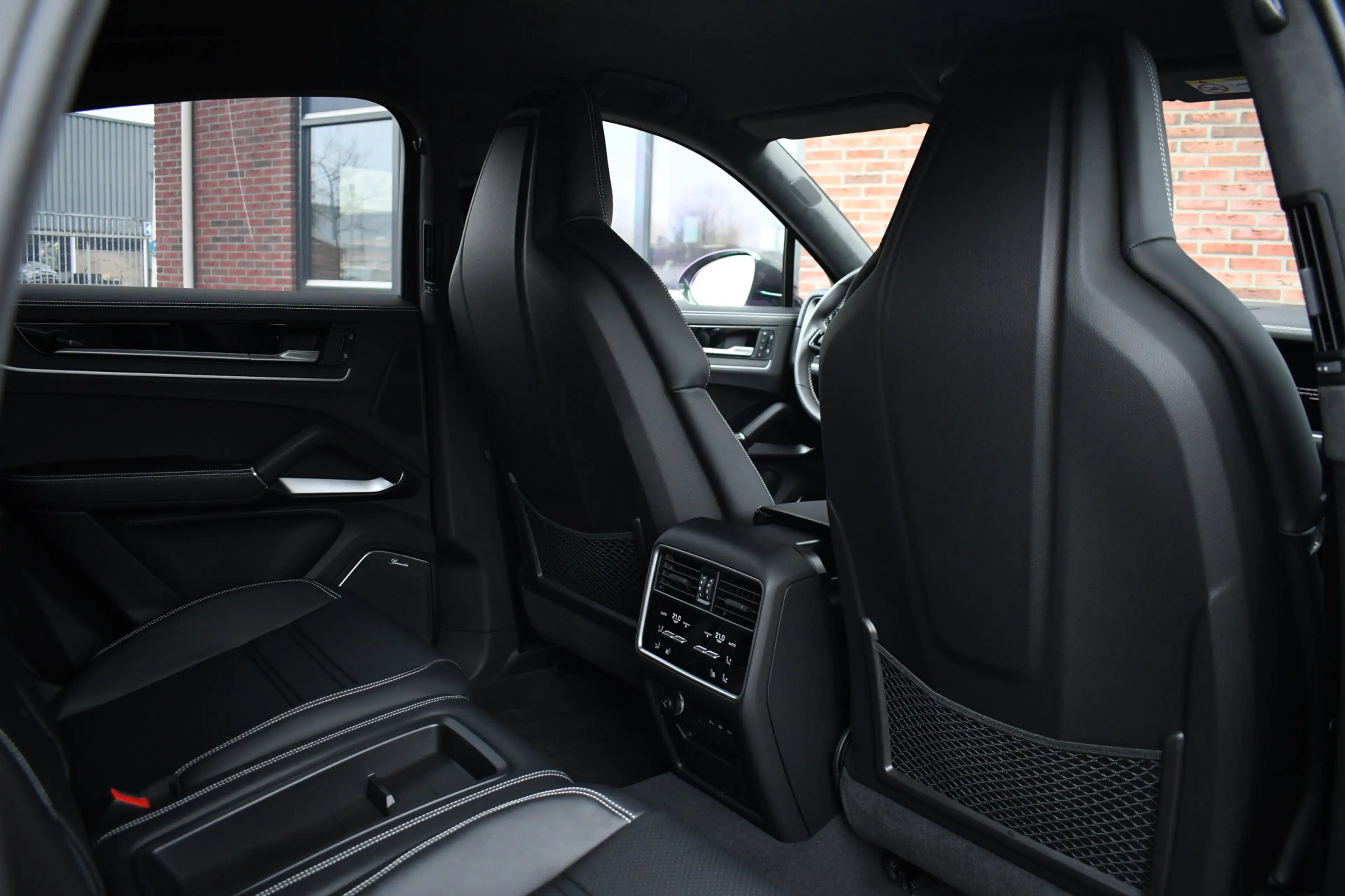 Porsche Cayenne Coupé 4.0 Turbo E-Hybrid GT Burmester PDCC Carbon — photo 29