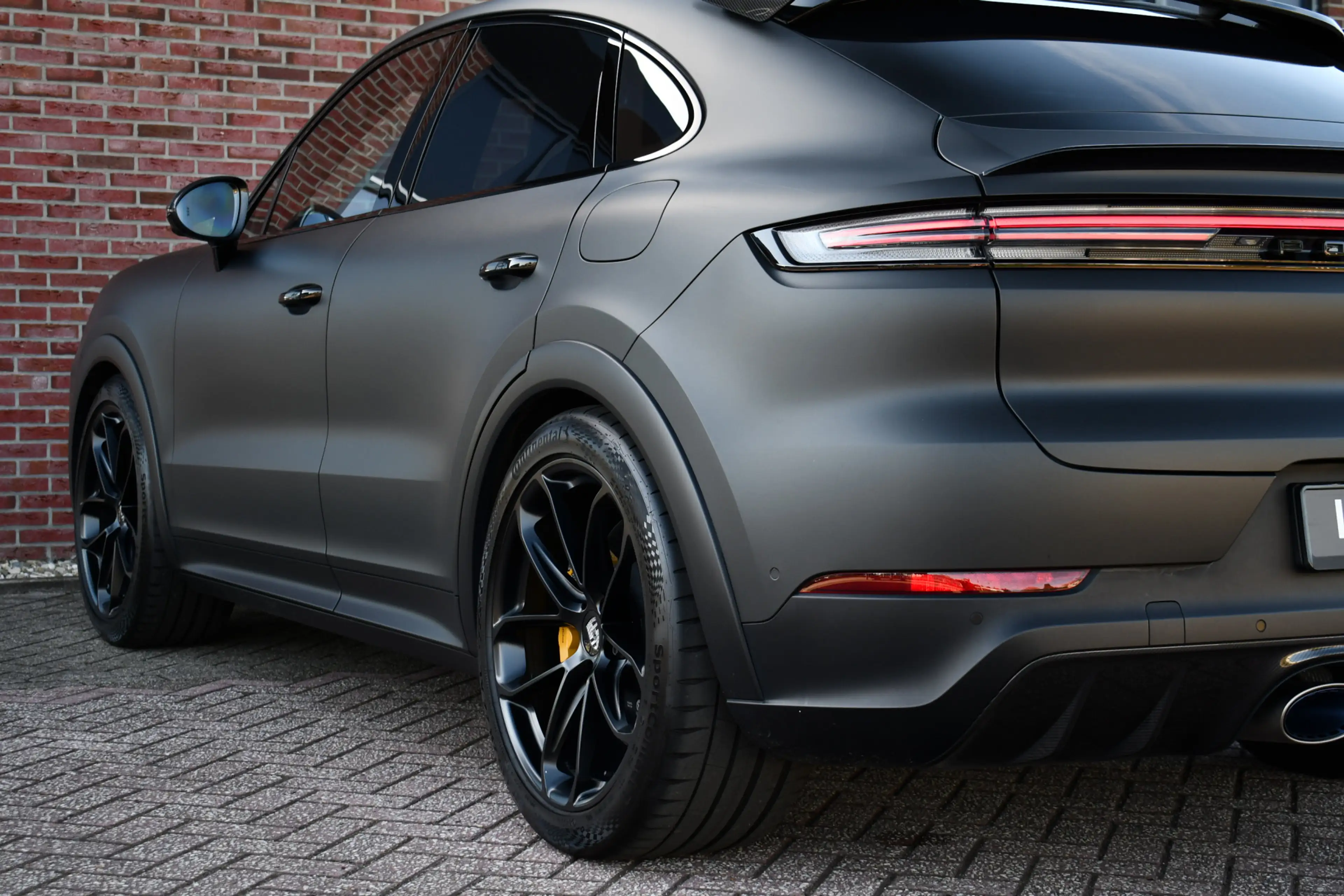 Porsche Cayenne Coupé 4.0 Turbo E-Hybrid GT Burmester PDCC Carbon — photo 34