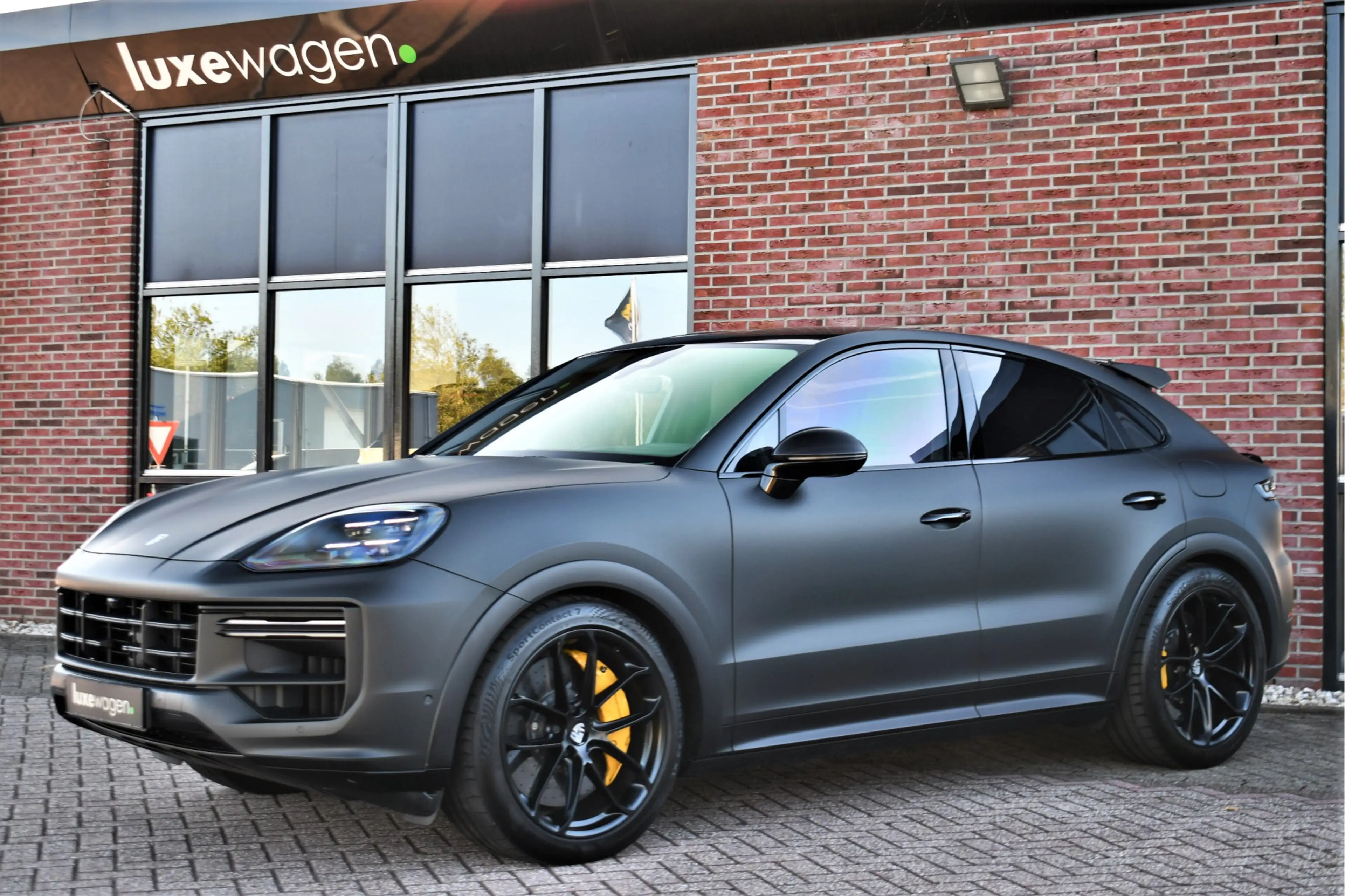 Porsche Cayenne Coupé 4.0 Turbo E-Hybrid GT Burmester PDCC Carbon — photo 31
