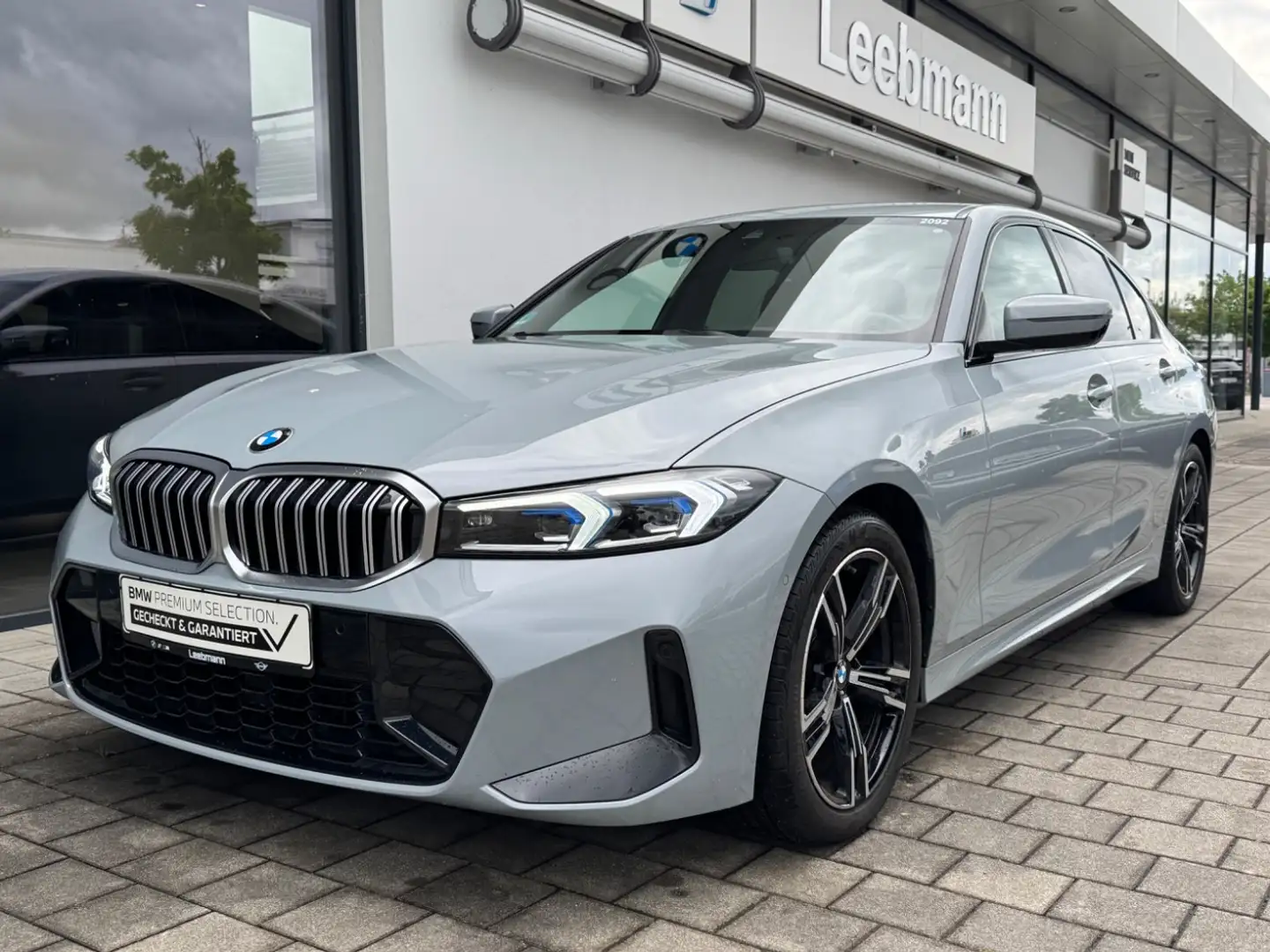 BMW 320 i xDrive Lim. M-Sport AHK GARANTIE bis 07/2029 Grau - 2