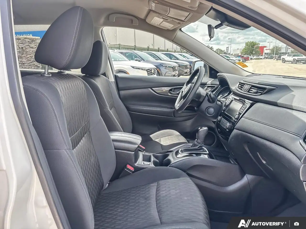 Nissan Rogue снимка Nissan Rogue
