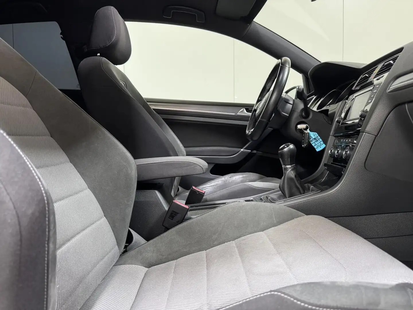Volkswagen Golf 1.4 Benzine Man. R-Line - Airco - Topstaat! 1St... Grijs - 2