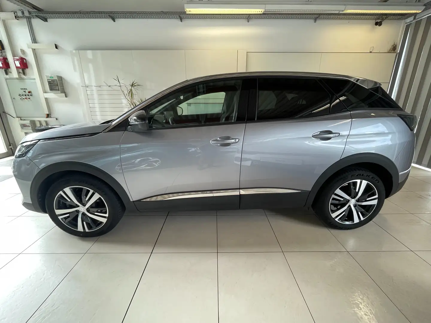 Peugeot 3008 Hybrid 136 E-DCS6 Allure Aut. Gris - 2