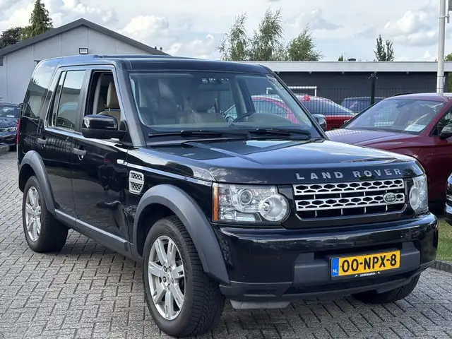 Land Rover Discovery view 3