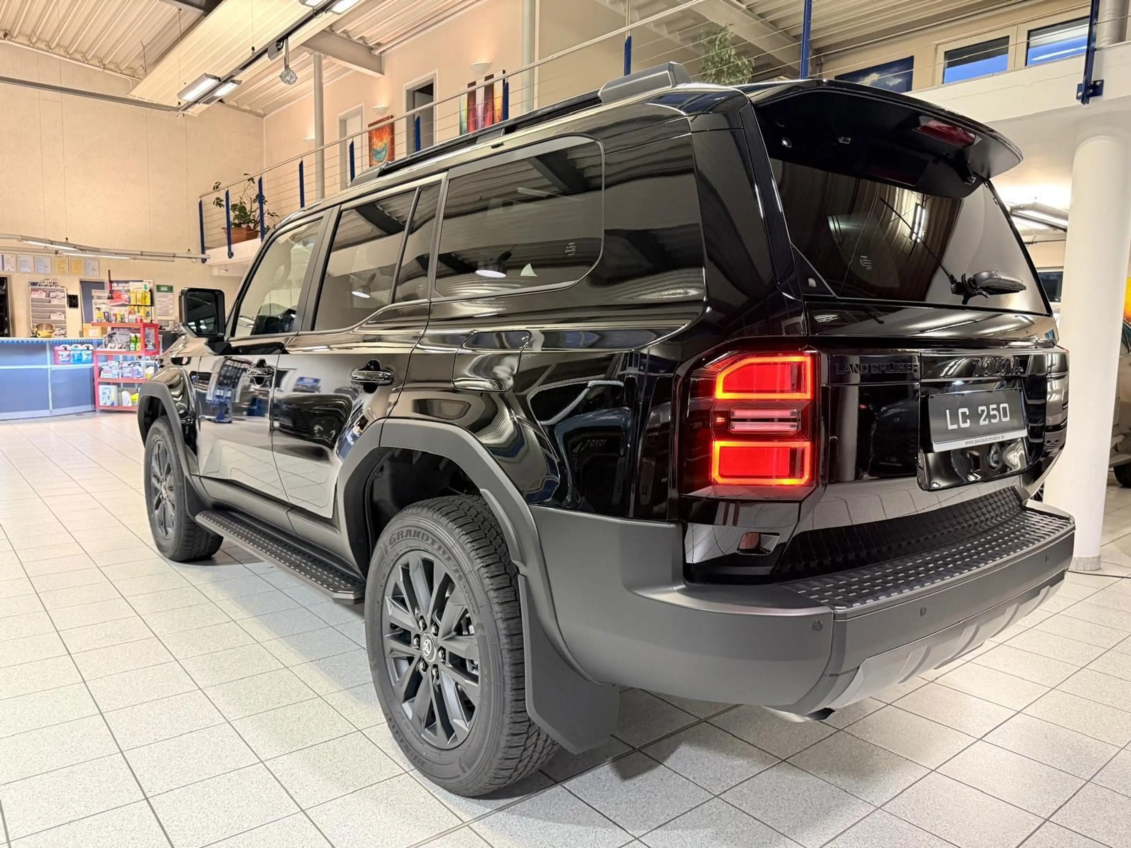 Toyota Land Cruiser 250 - LOUNGE-MILD HYBRID-PANORAMA-HEAD UP — photo 9