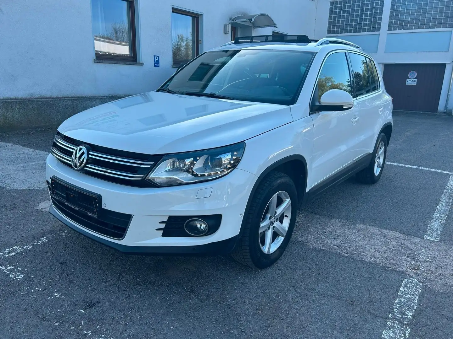 Volkswagen Tiguan 2.0 Sport AUT+XENON+PANO+KAMERA Wit - 1