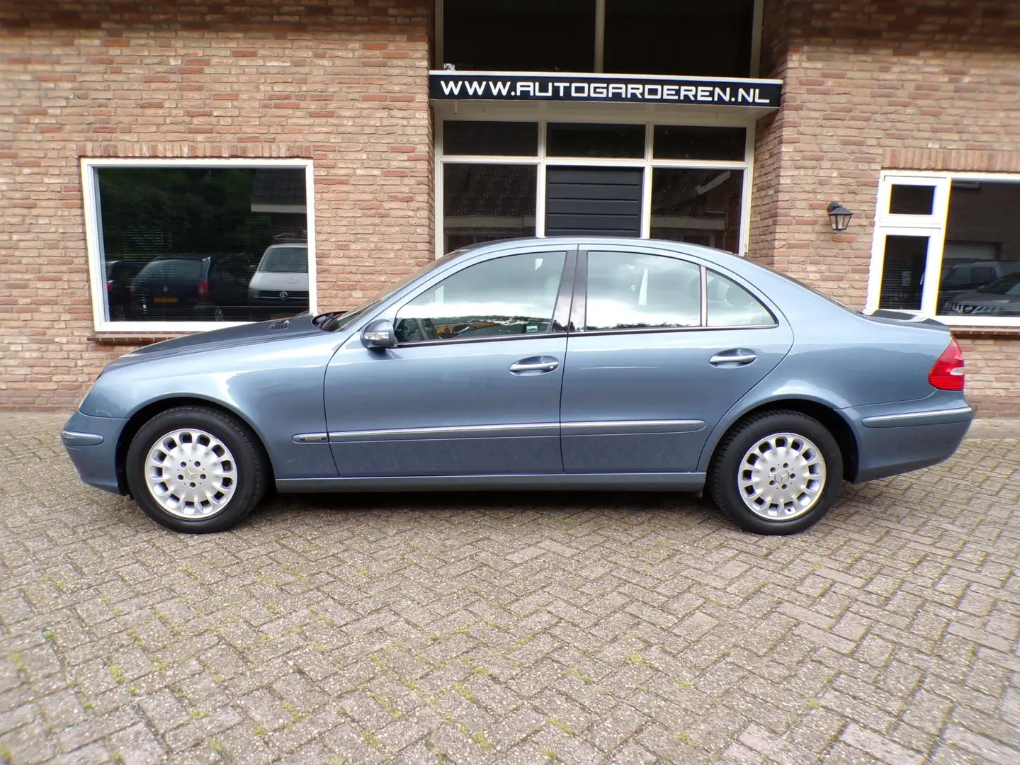 Mercedes-Benz E 200 K. Avantgarde Automaat / leder Blauw - 2