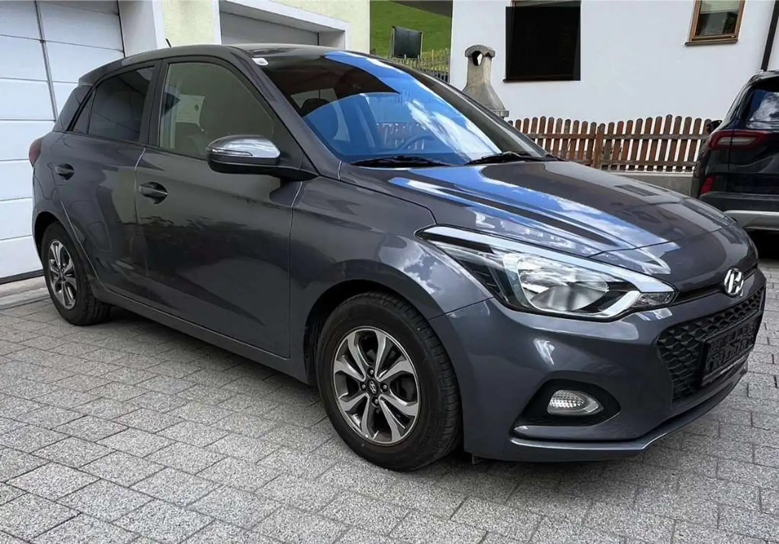 Hyundai i20 i20 1,25 Level 2 Plus Black Roof Level 2 Grau - 1