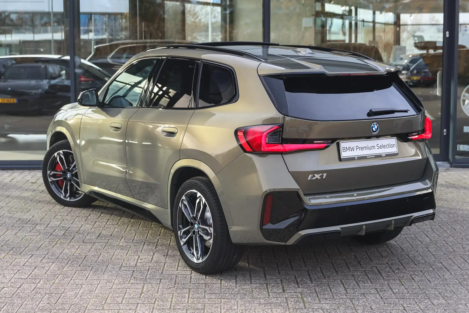 BMW iX1 eDrive20 M Sport / Panoramadak / Sportstoelen / M Geel - 2