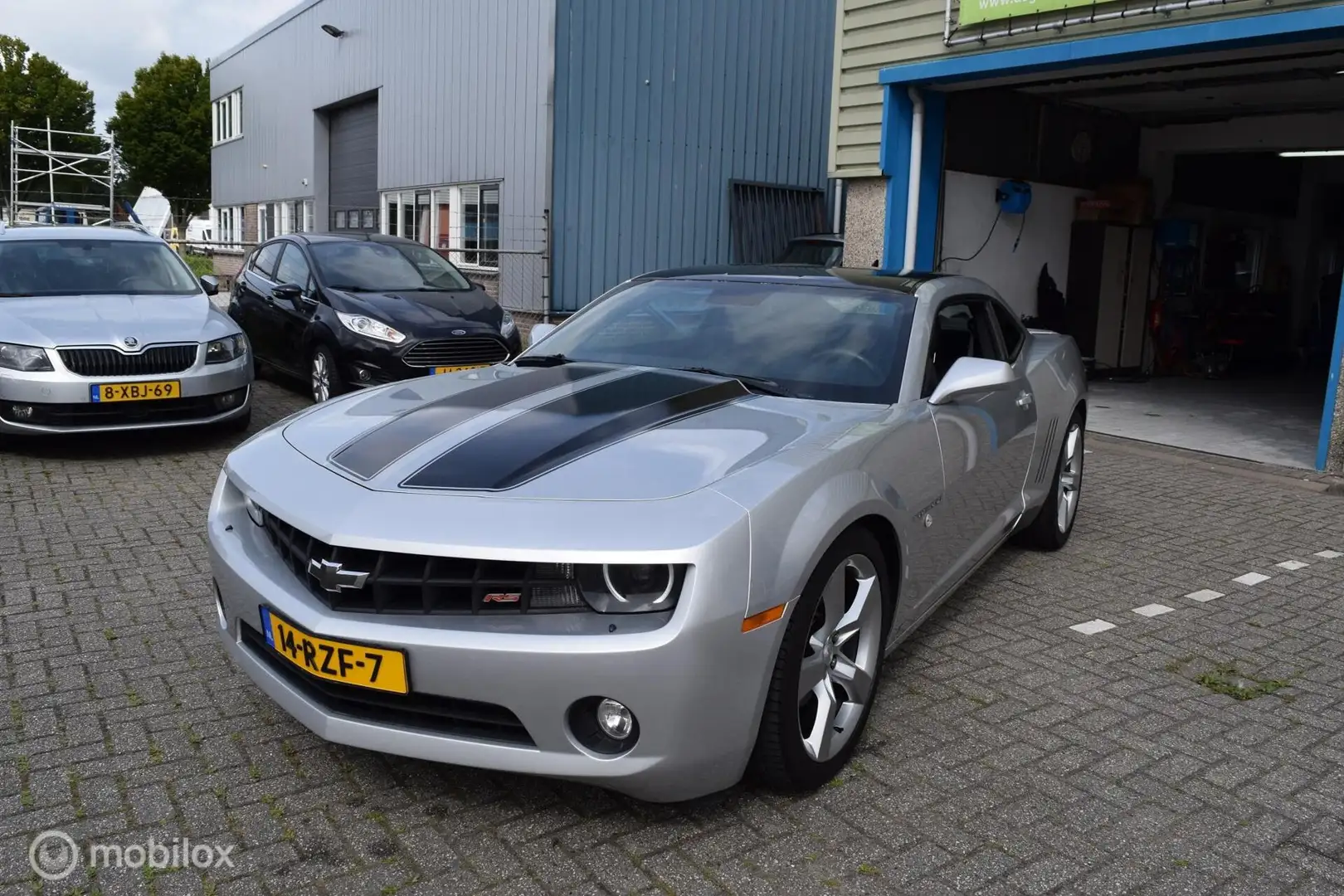 Chevrolet Camaro RS met Flowmaster sportuitlaat Gris - 1