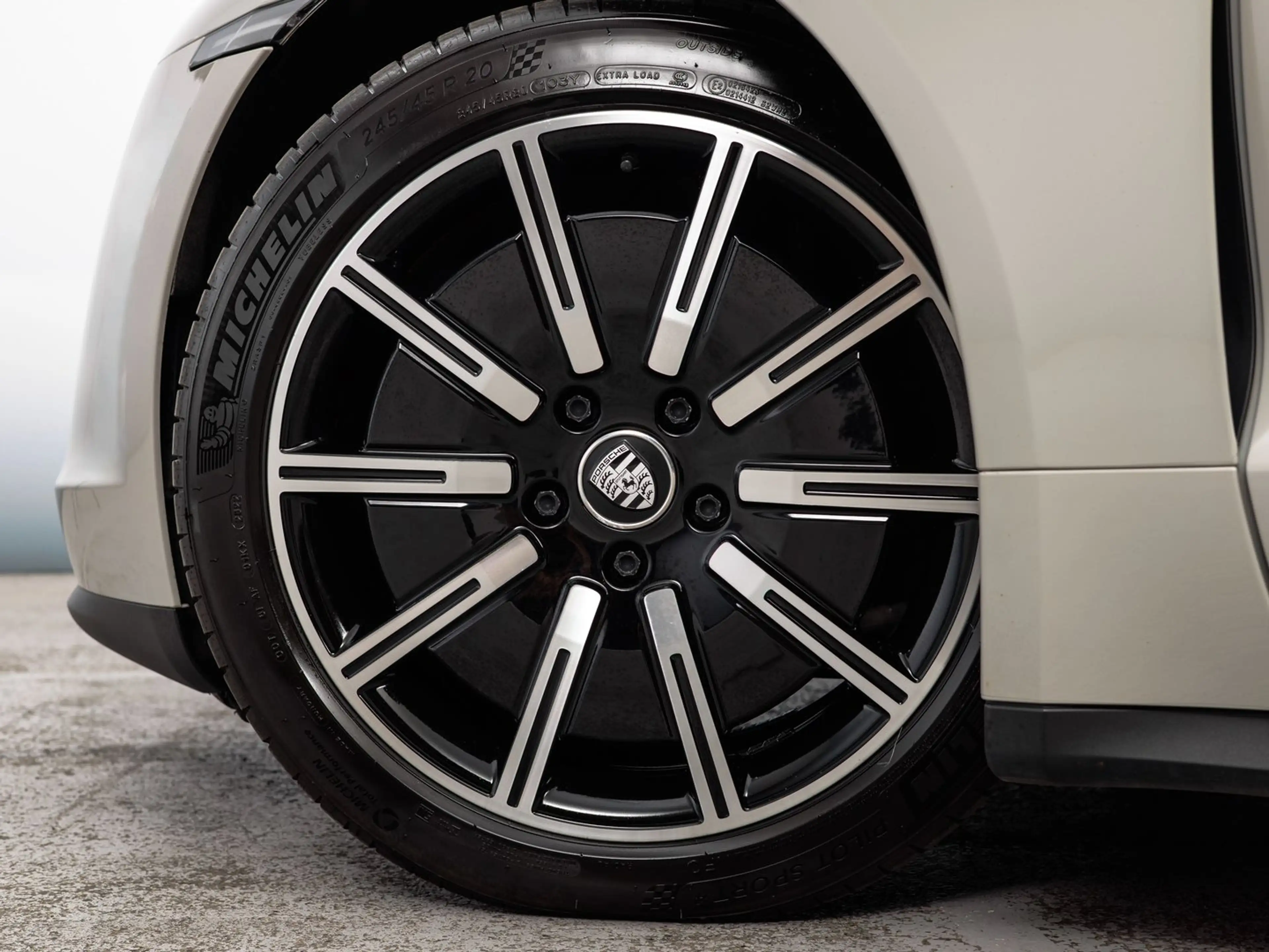 Porsche Taycan 4S — photo 9