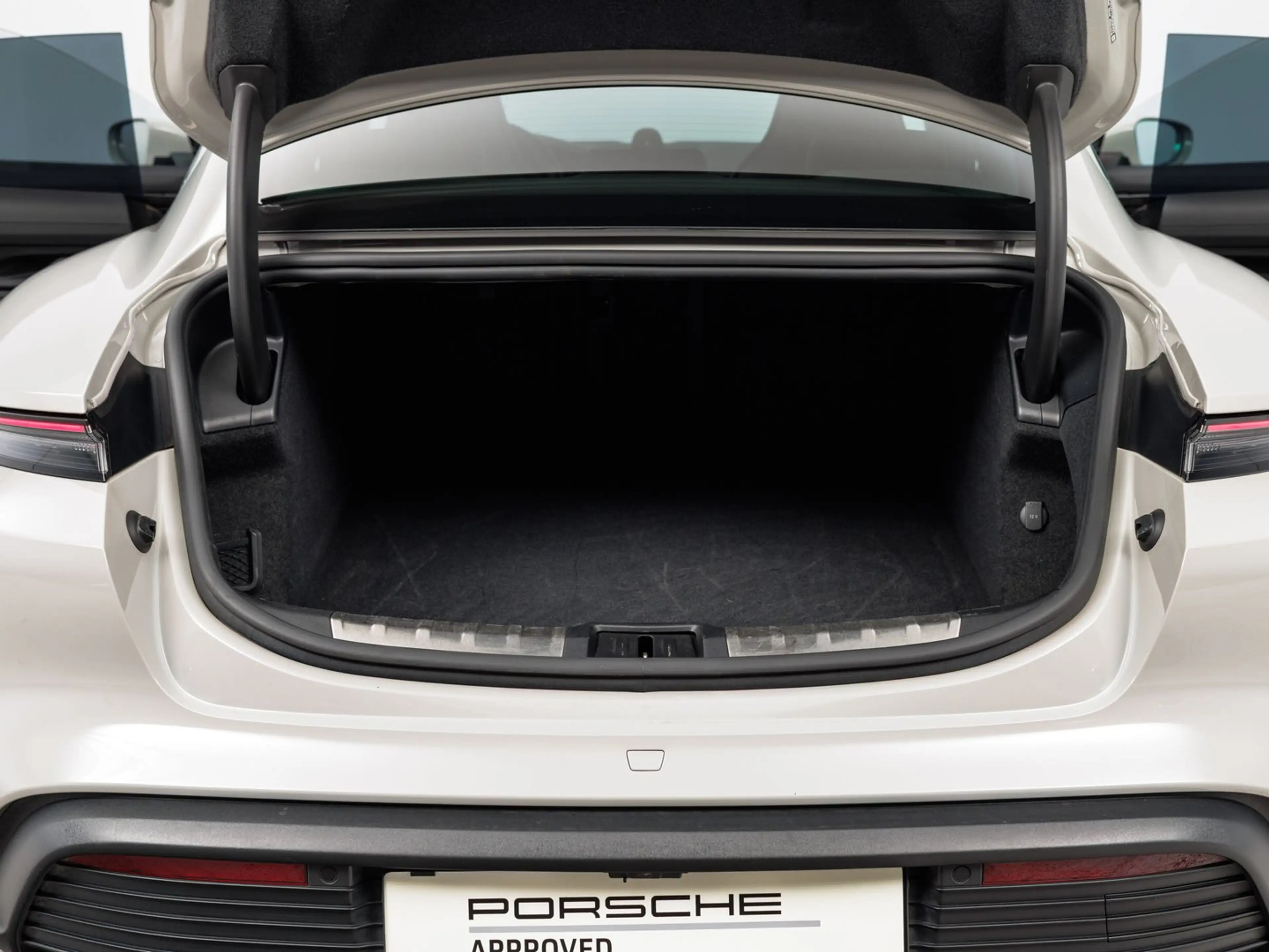 Porsche Taycan 4S — photo 14
