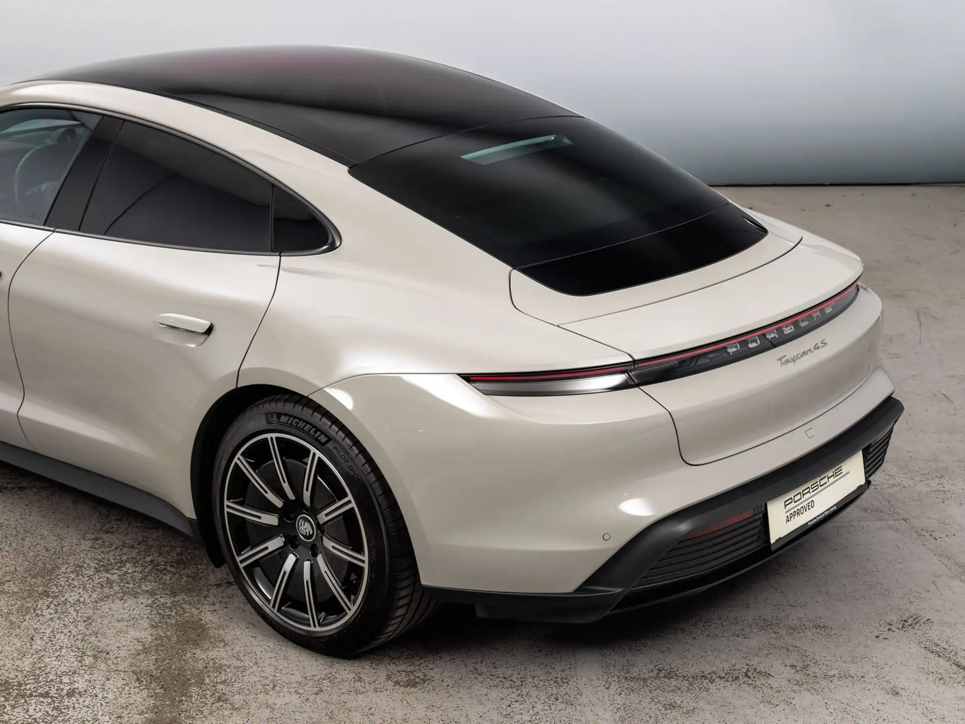 Porsche Taycan 4S 2023 화이트 사진 4
