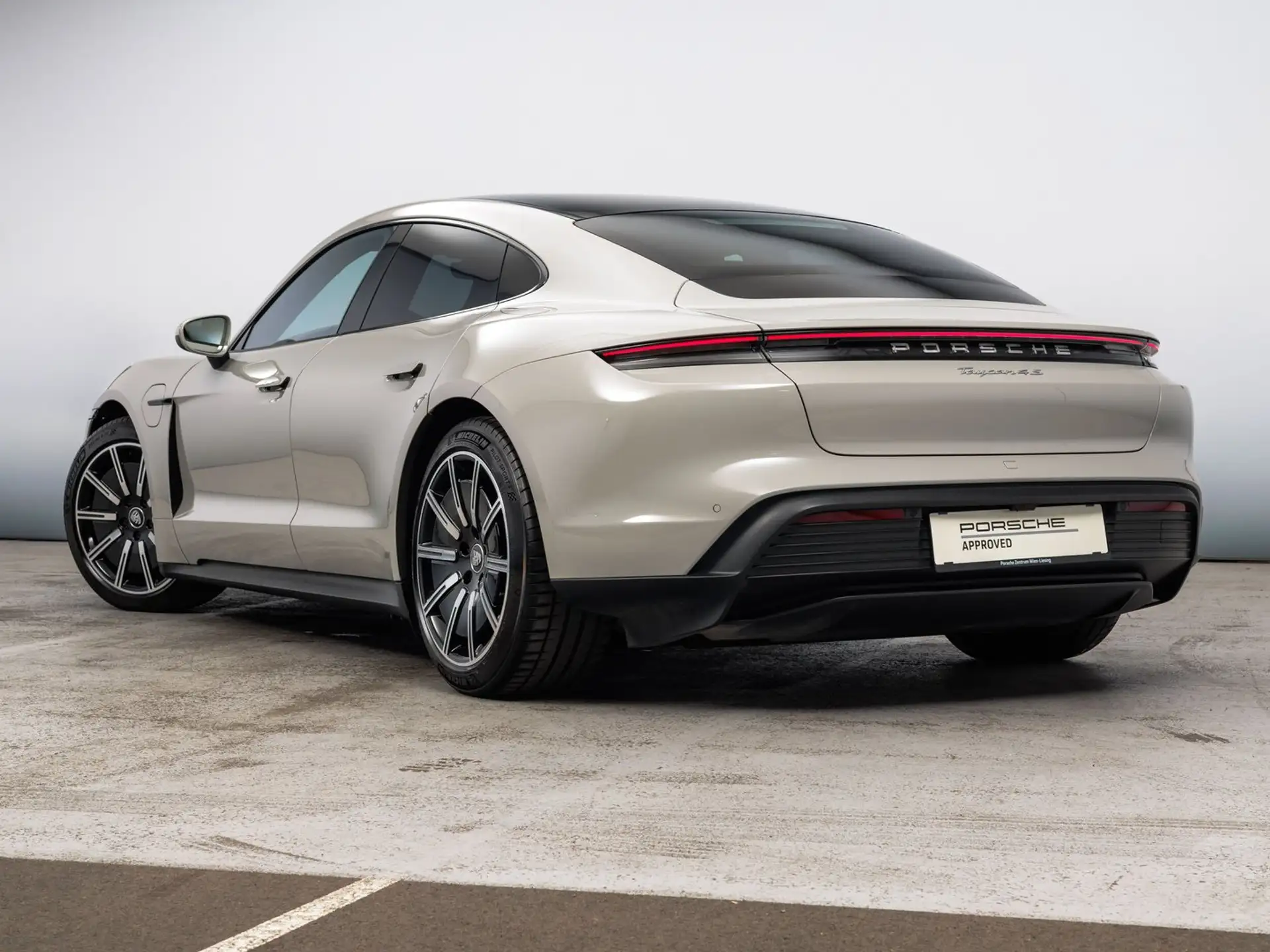 Porsche Taycan 4S 2023 화이트 사진 3