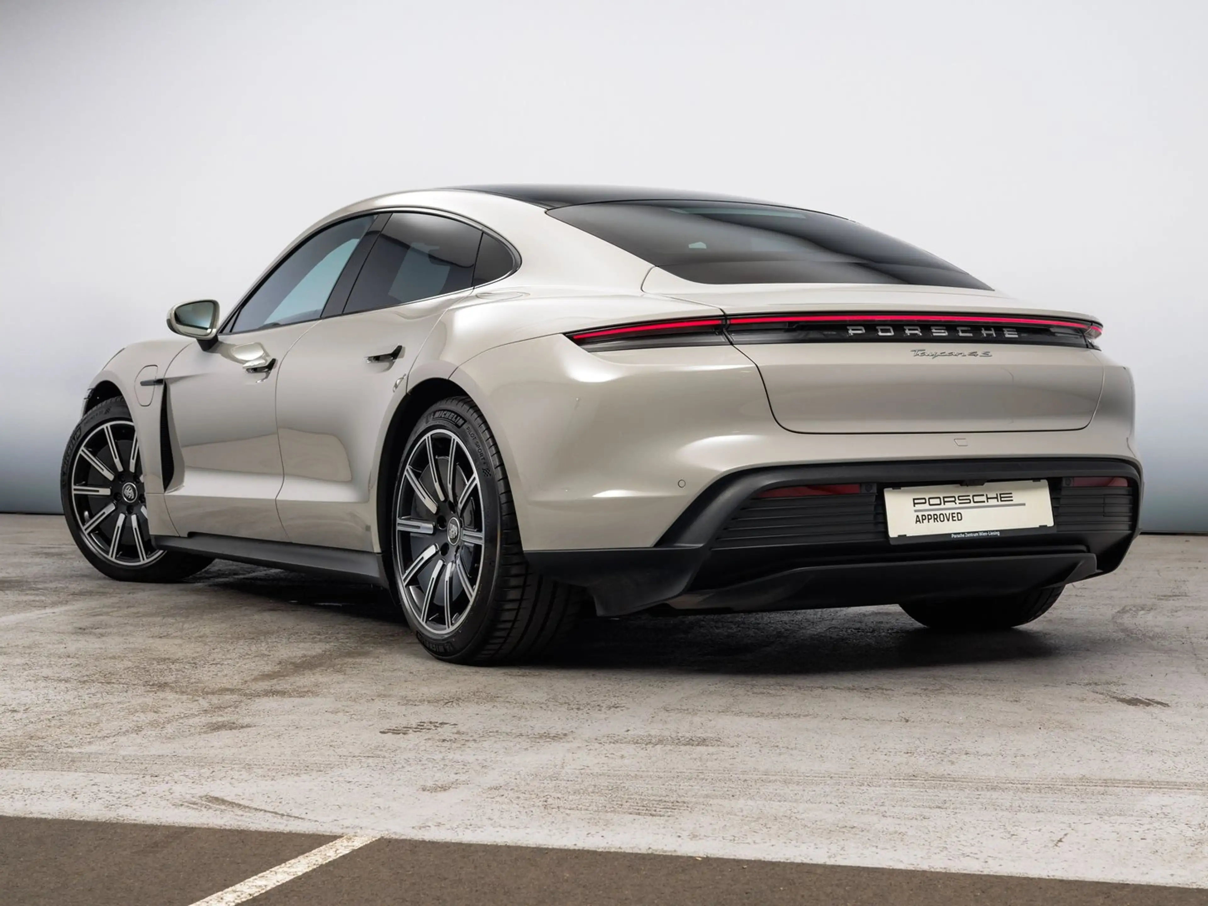 Porsche Taycan 4S — photo 3