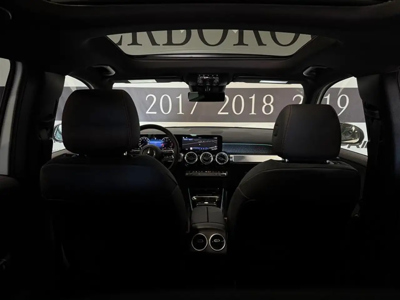 Mercedes-Benz GLB снимка Mercedes-Benz GLB