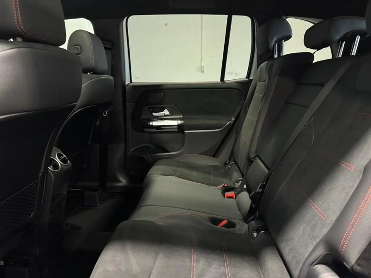 Mercedes-Benz GLB снимка Mercedes-Benz GLB