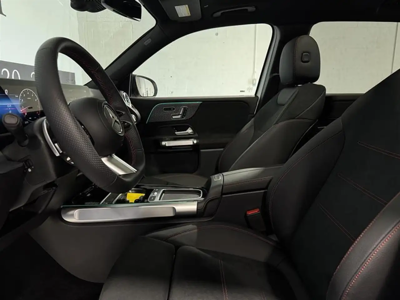 Mercedes-Benz GLB снимка Mercedes-Benz GLB