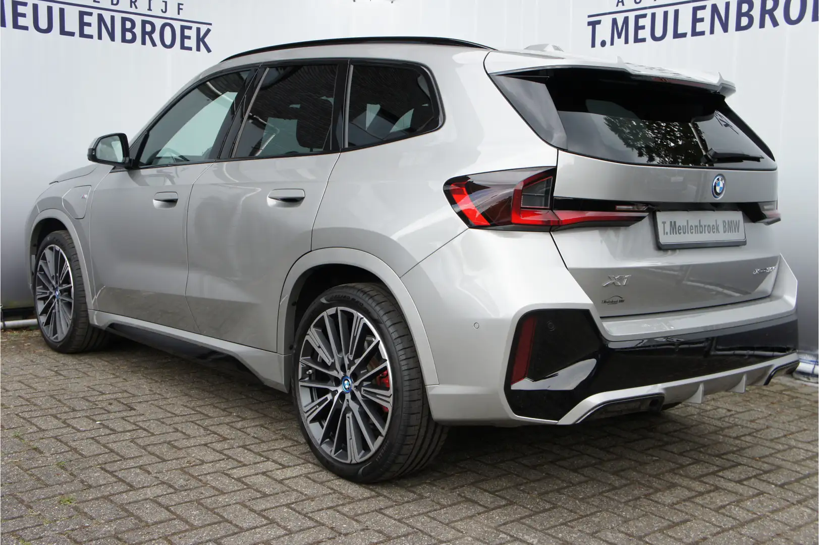 BMW X1 xDrive30e M Sportpakket Pro, Panoramadak, Zilver - 2