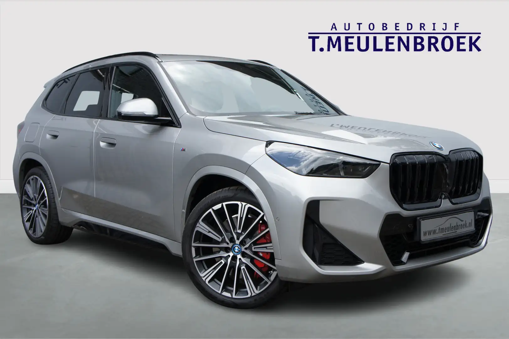 BMW X1 xDrive30e M Sportpakket Pro, Panoramadak, Zilver - 1