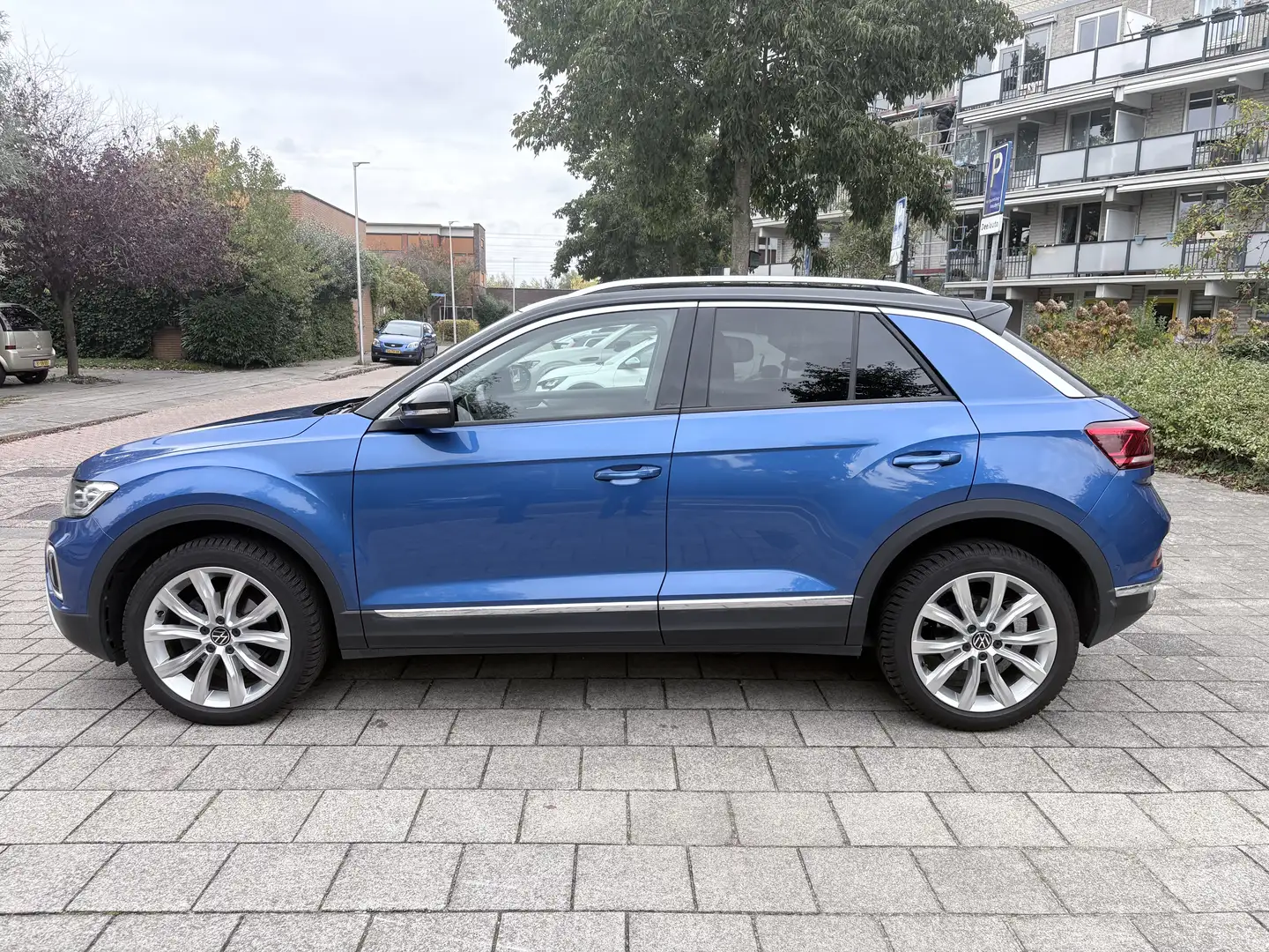 Volkswagen T-Roc 1.5 TSI style automaat 9-2022 navi  iq kichten Blauw - 2