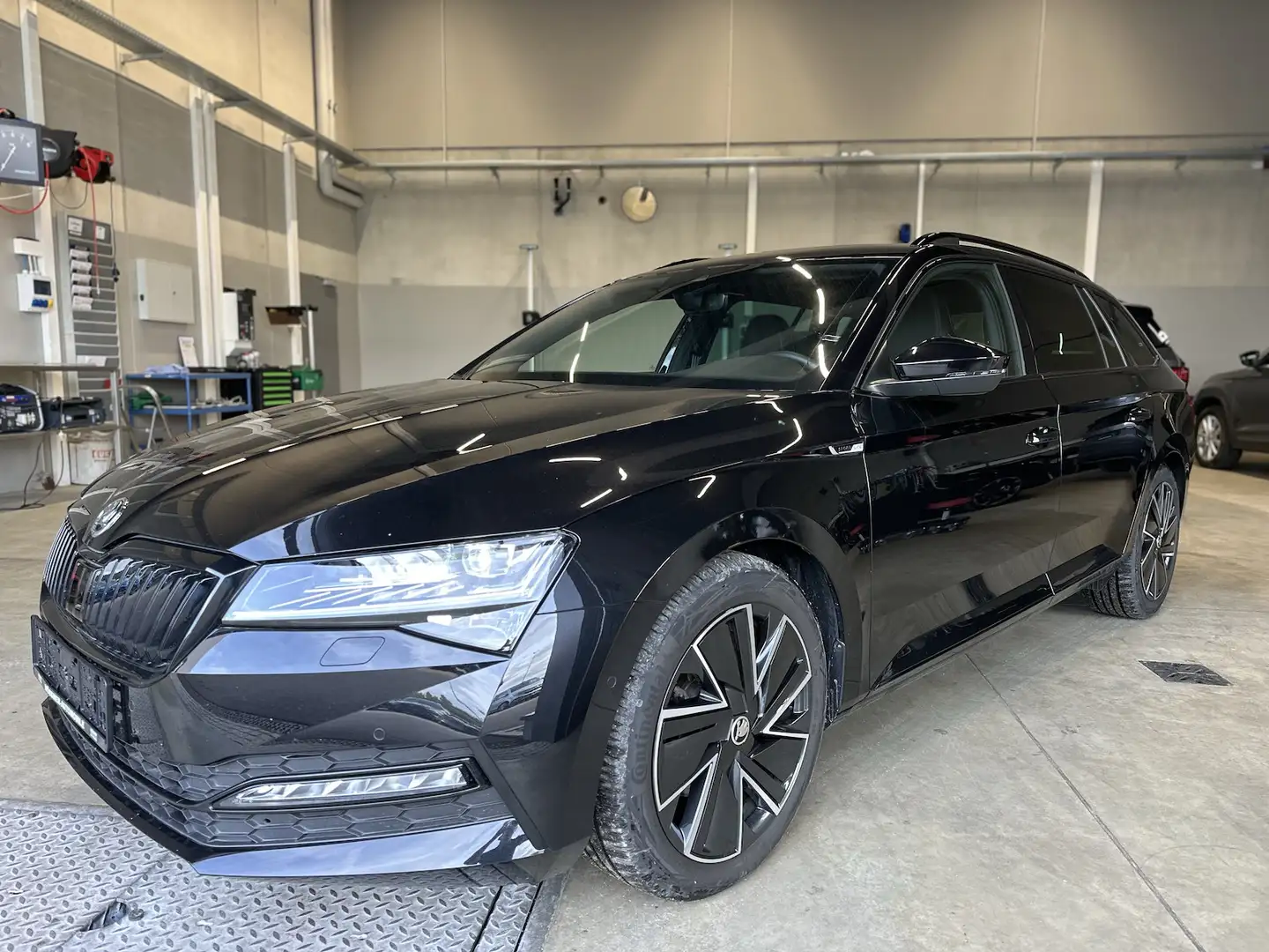 Skoda Superb Kombi 2,0TDI DSG 4x4 Sportline 4xSHZ AHK Noir - 1