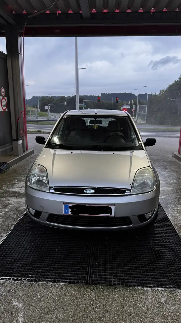 Ford Fiesta FIESTA 5T 1,4TD GHIA Grau - 2