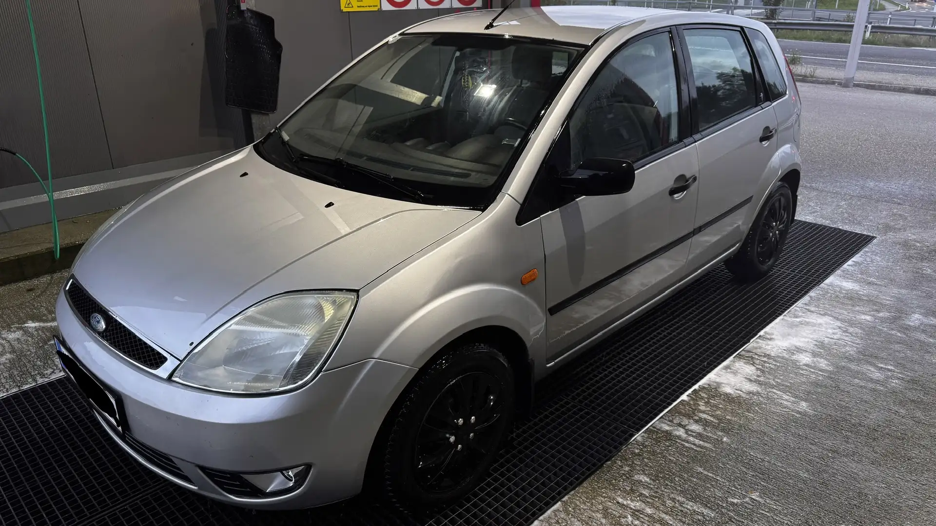 Ford Fiesta FIESTA 5T 1,4TD GHIA Grau - 1