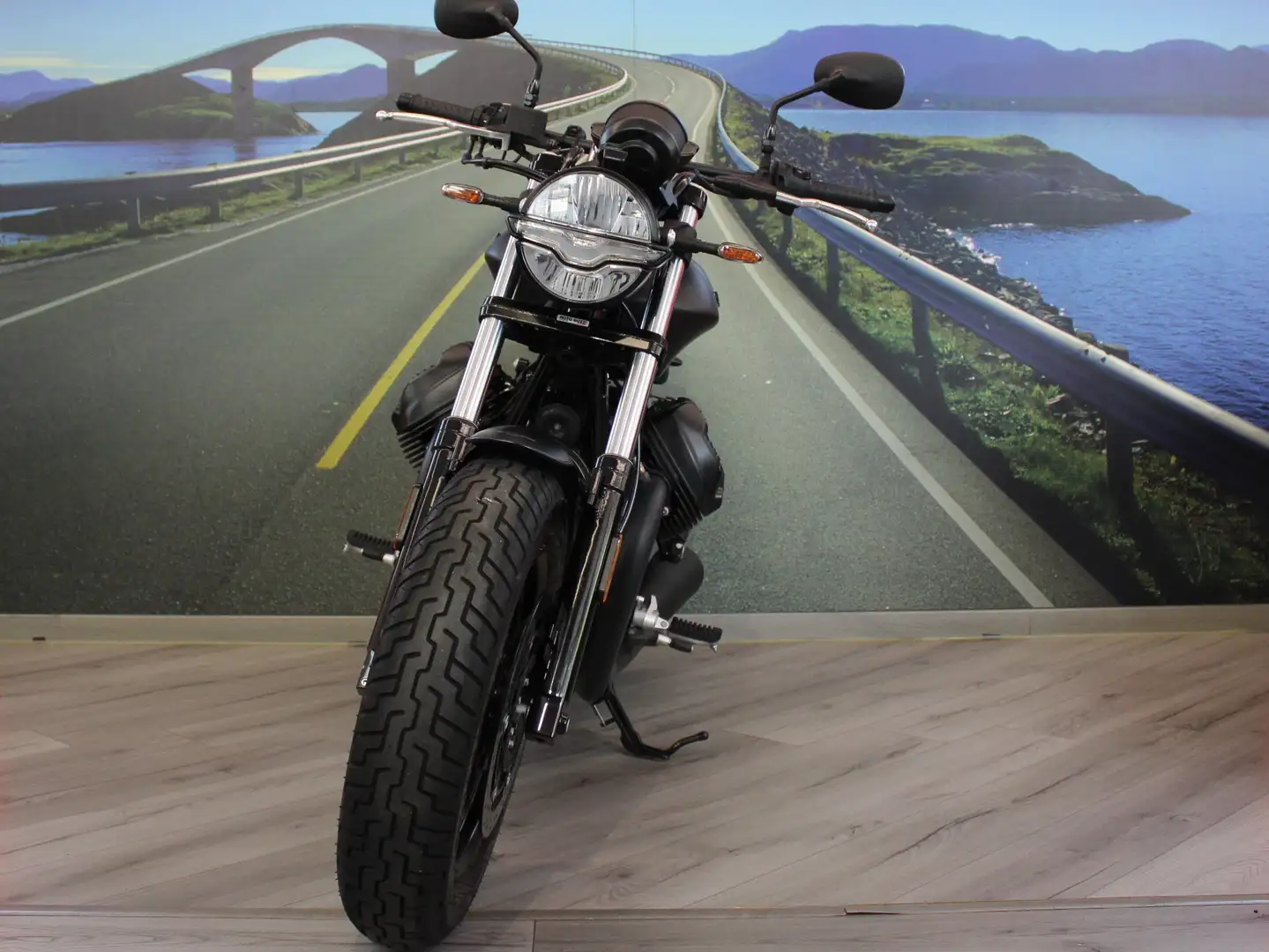 Moto Guzzi V 9 Bobber - 2022 - km 3617 Negru - 2