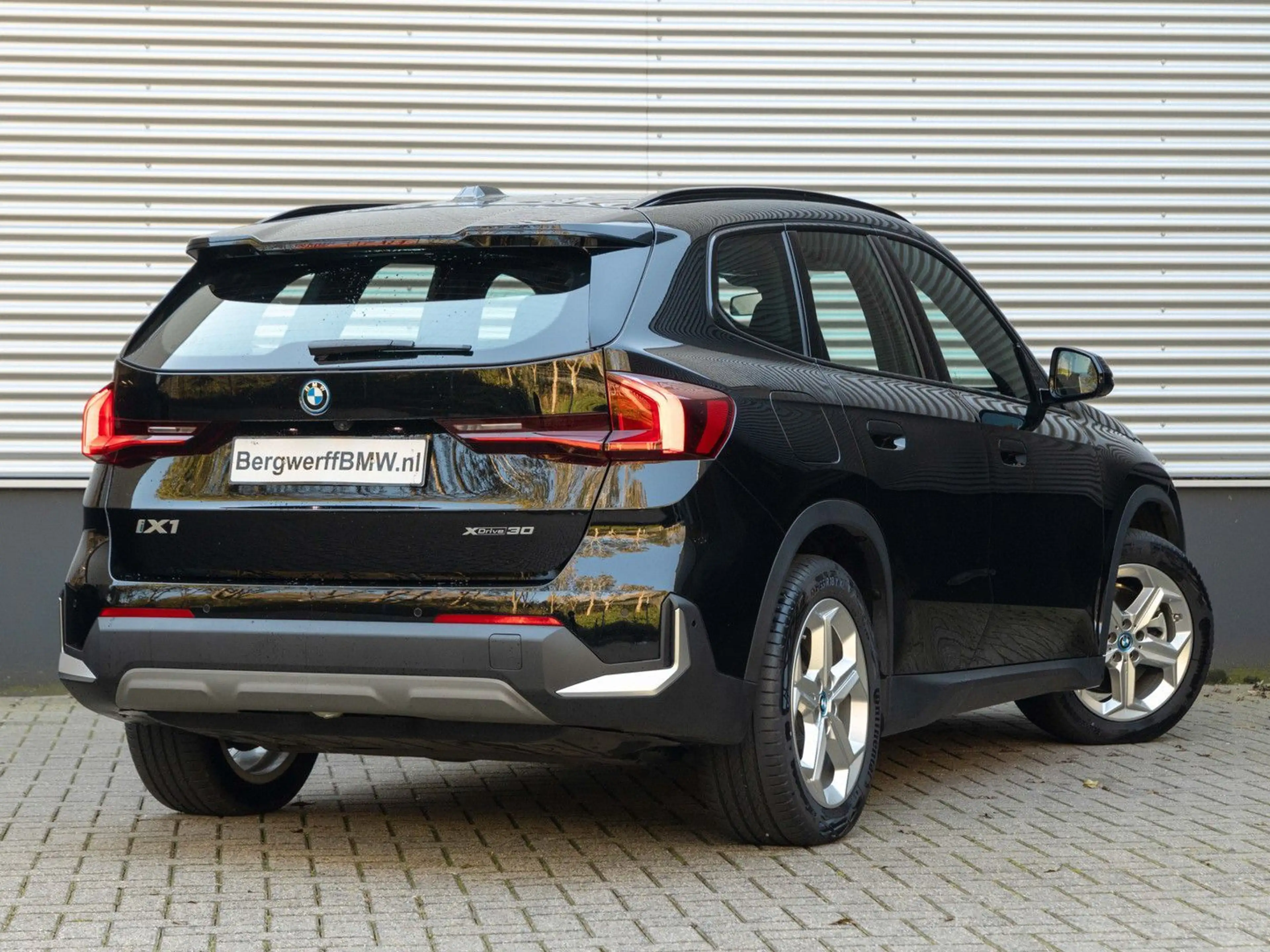 BMW iX1 xDrive30 - AHK - Driving + Parking Ass - sit — photo 3