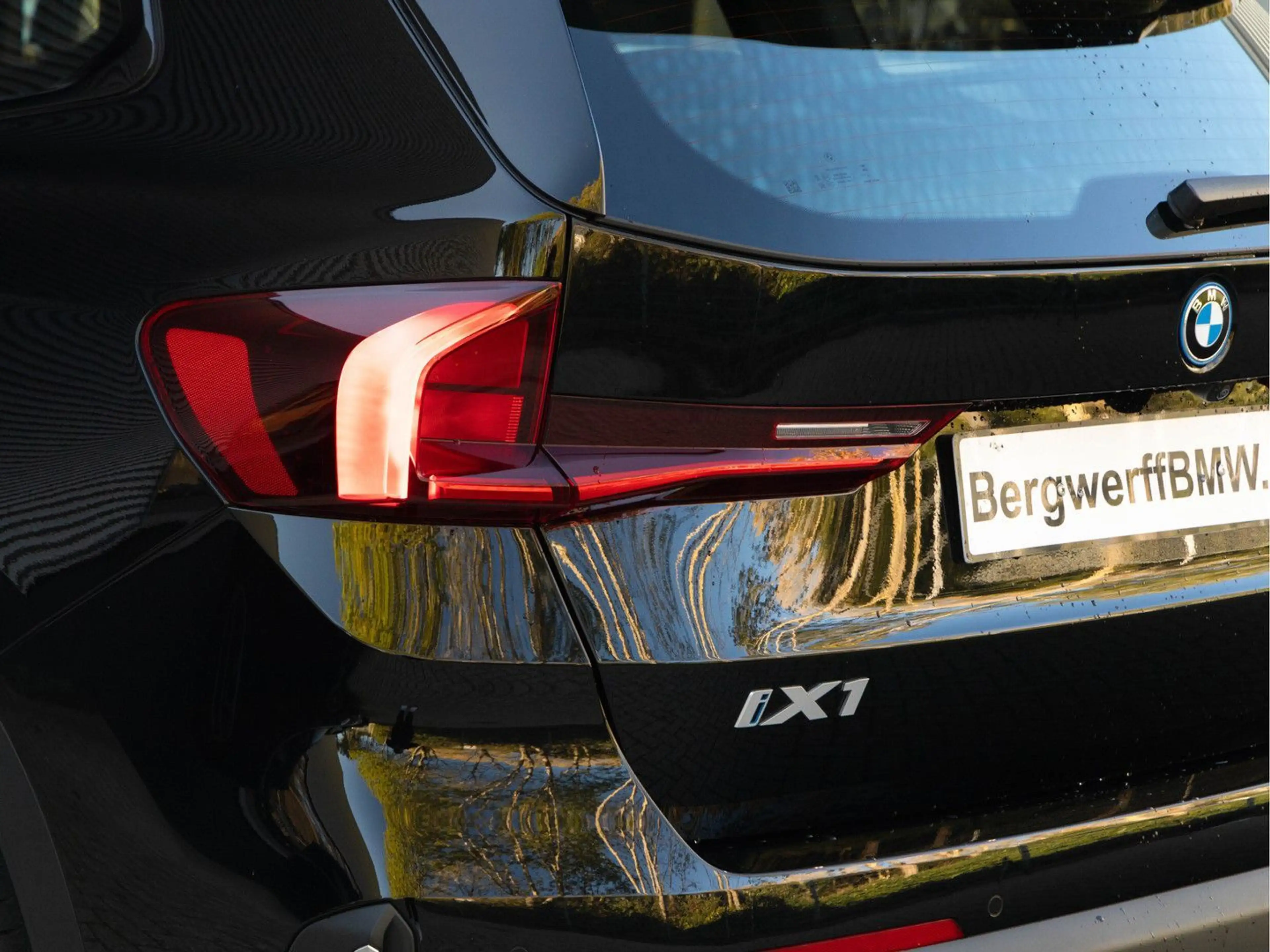 BMW iX1 xDrive30 - AHK - Driving + Parking Ass - sit — photo 9